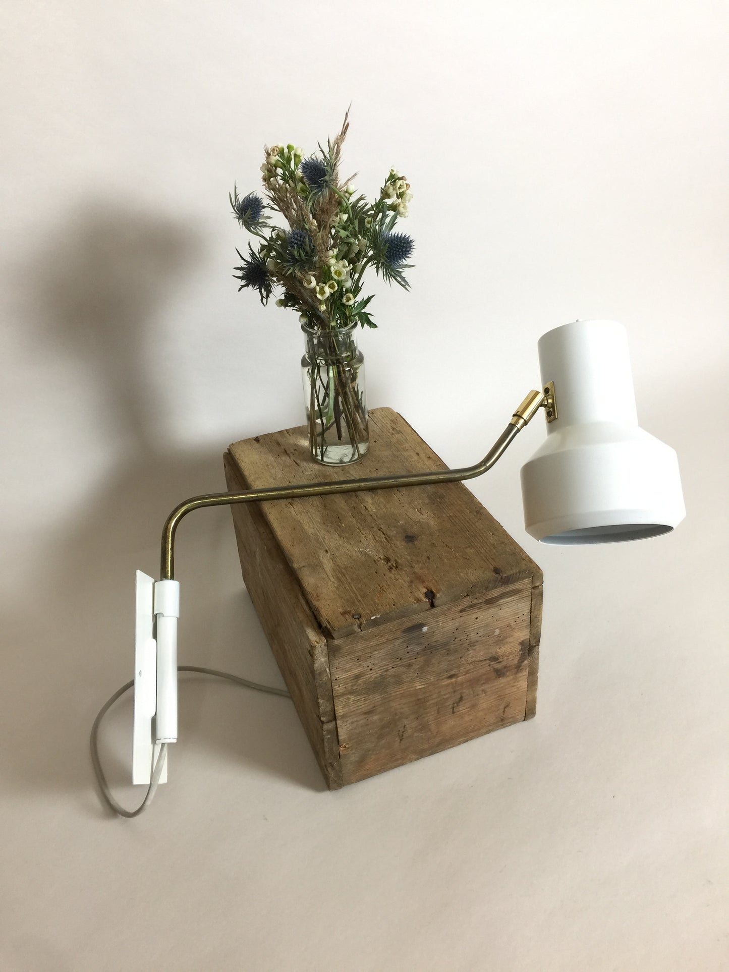 Fin gammal Vitrika vägglampa