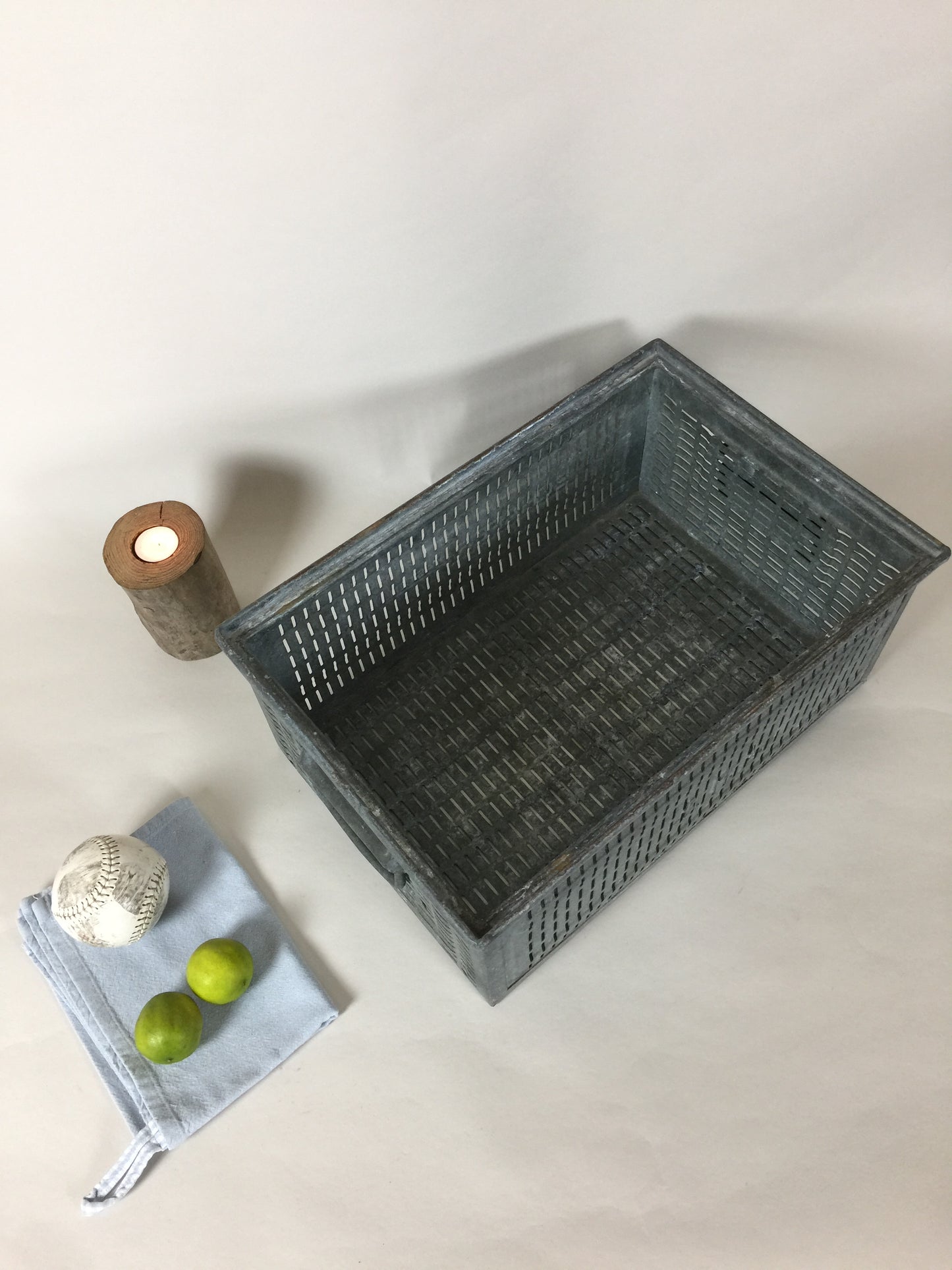Vacker och rå metalllåda från kranfabrik.