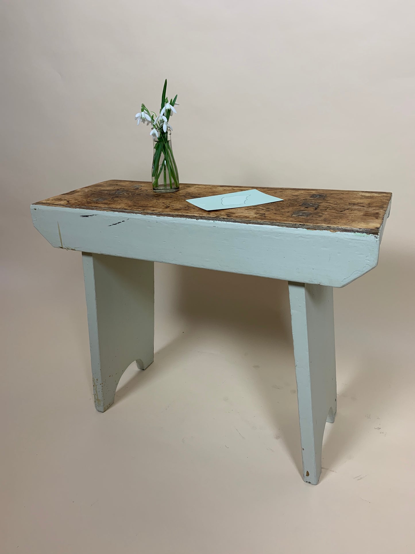 Liten bänk med mycket patina