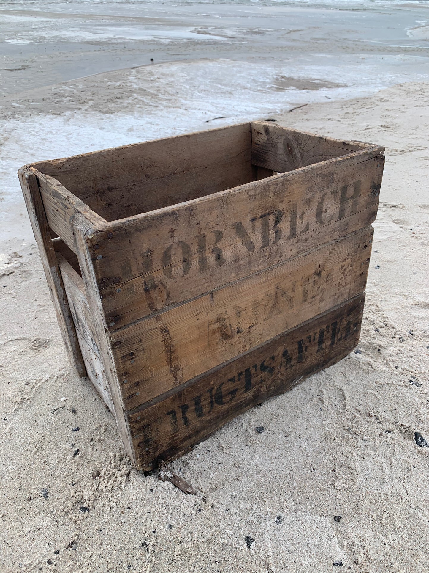 Mycket gammal trälåda med vacker text