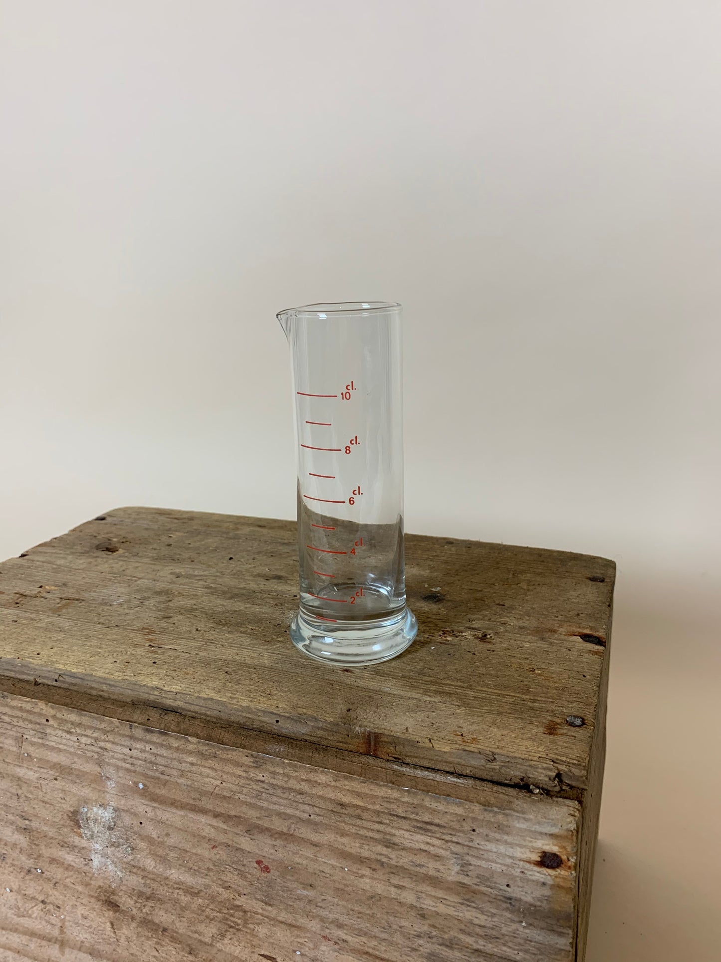 Laboratorieglas med röd skrift