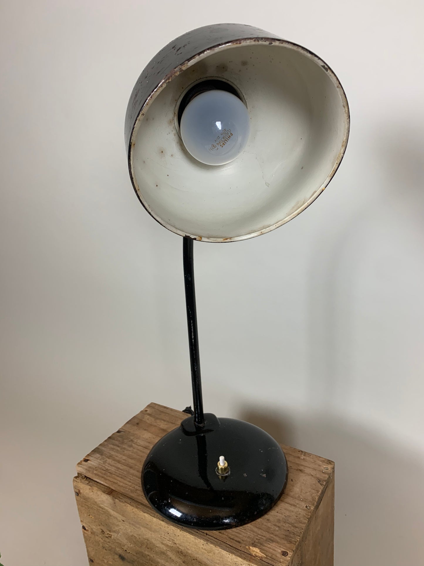Svart Escolux vintage lampa med massor av vacker patina