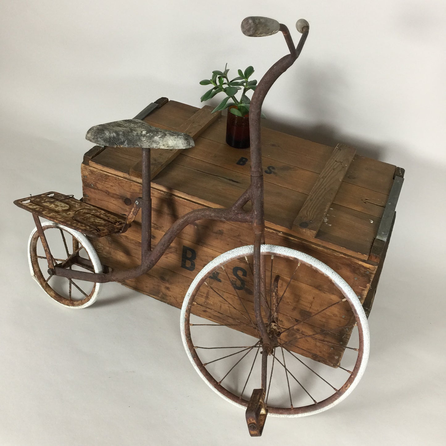 Dekorativ barncykel med mycket patina