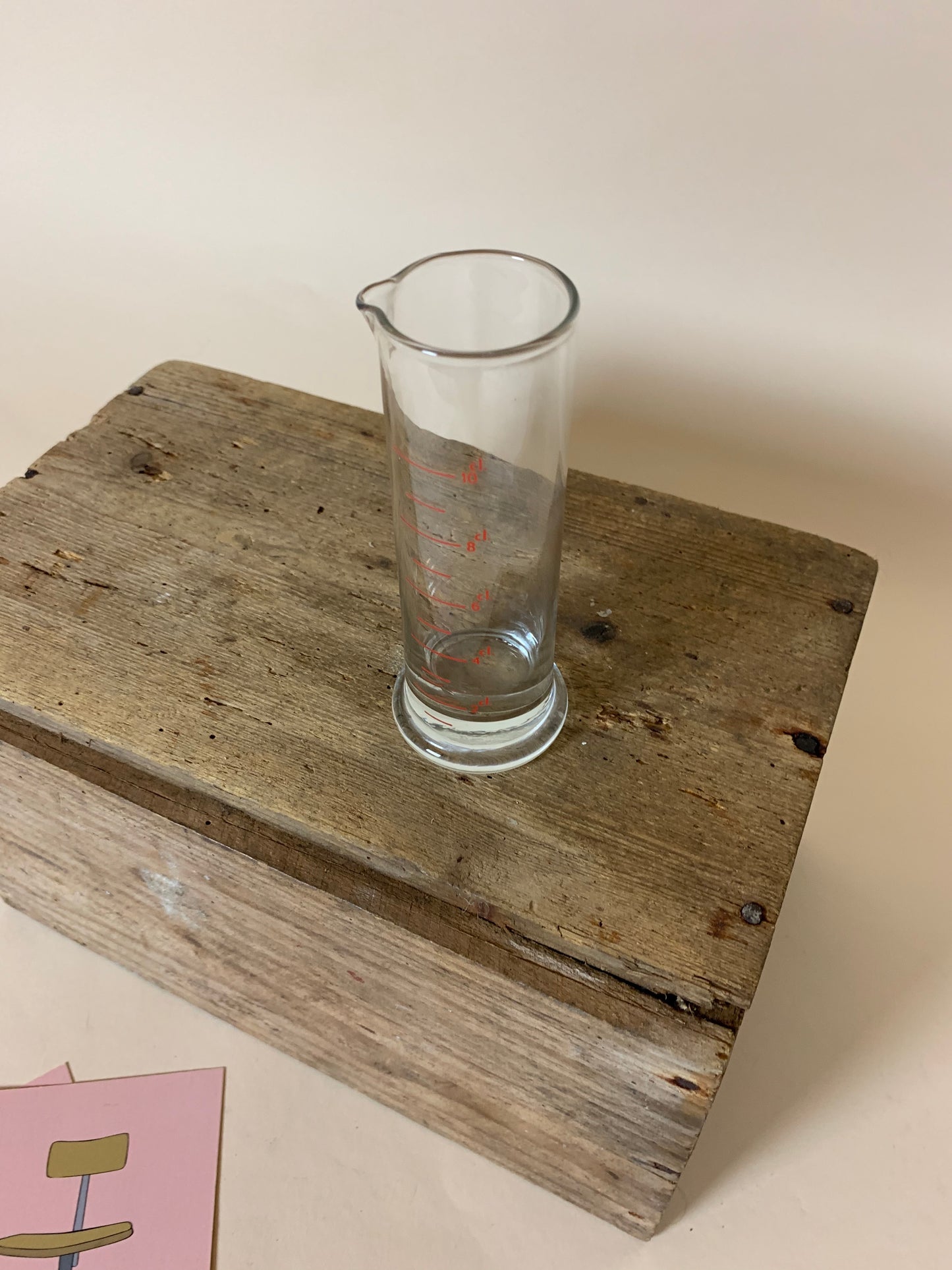 Laboratorieglas med röd skrift