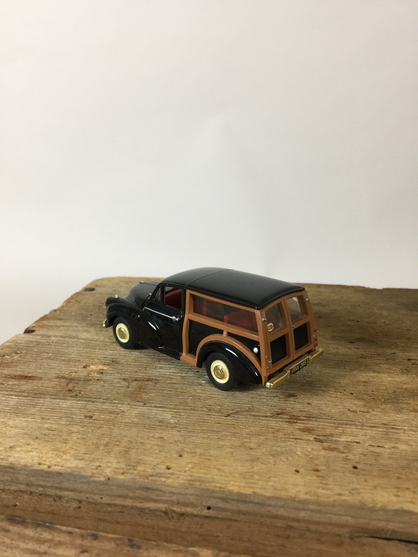 Fin Morris modellbil