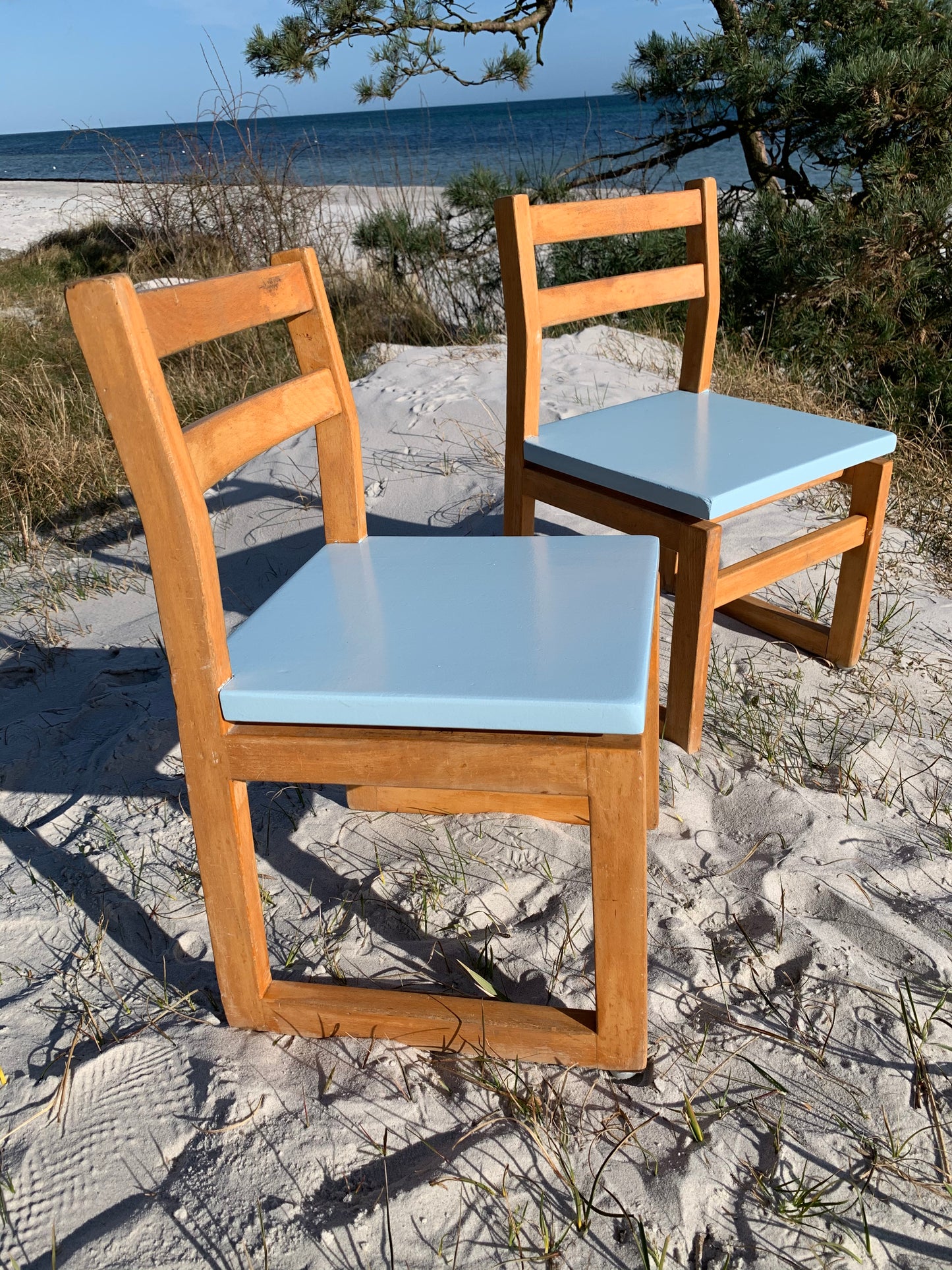 Barnstol i trä med sits i ljusblått - Priset är pr PCS.