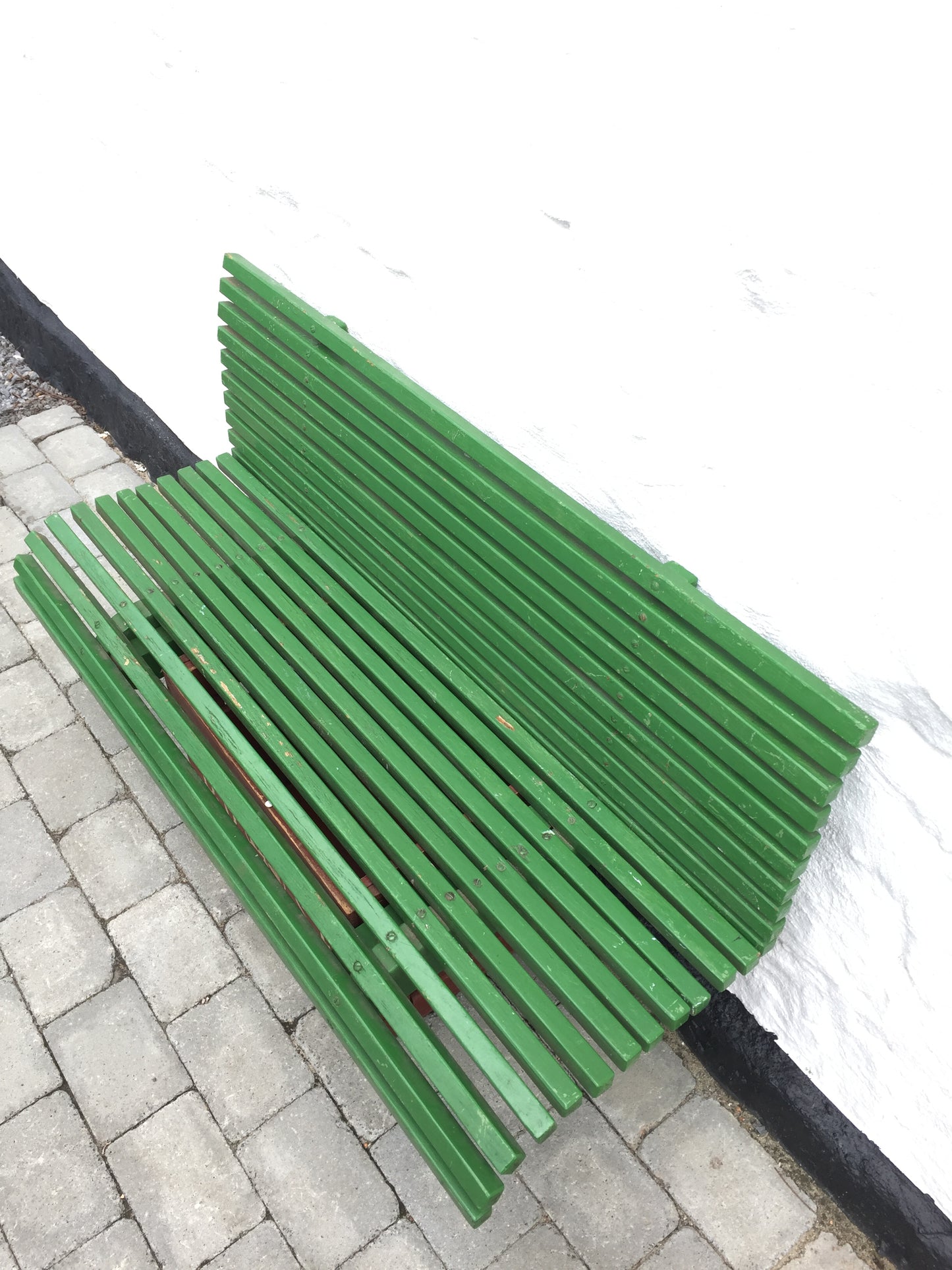 Gammal fin grön bänk för montering på vägg