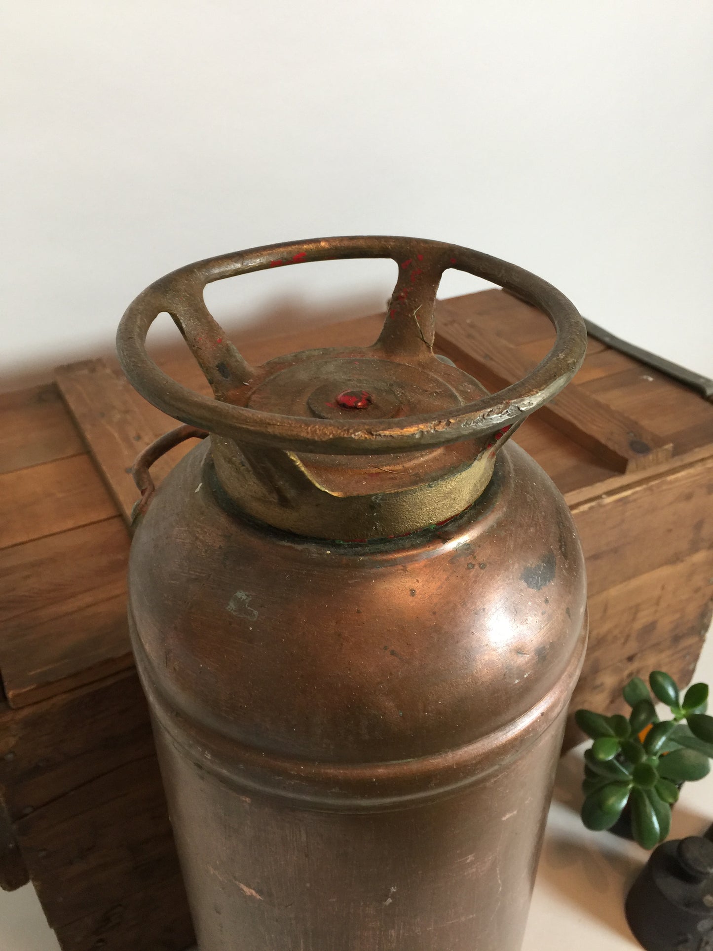 Dekorativ brandsläckare i koppar