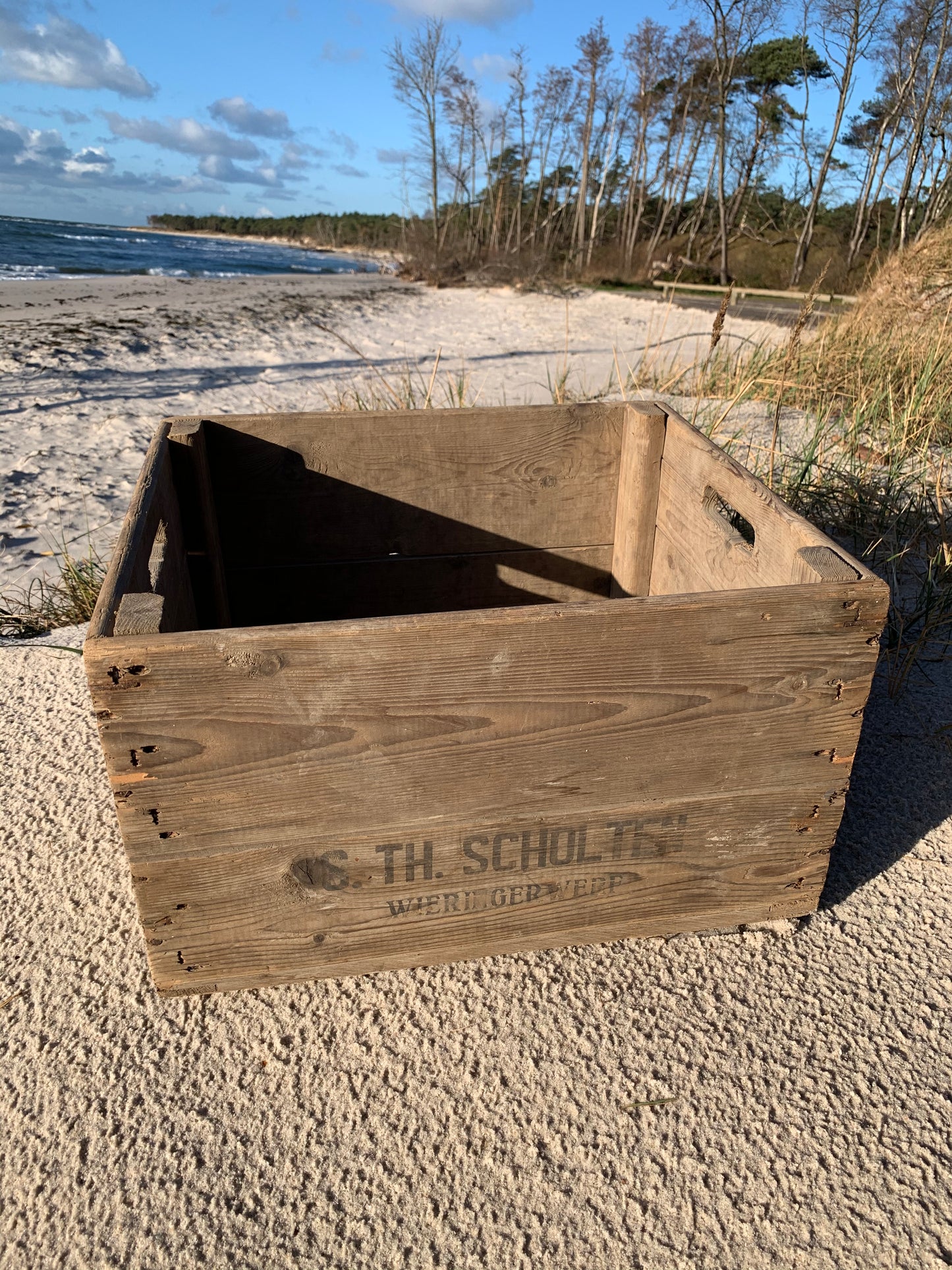 Vacker trälåda med text och nät i botten
