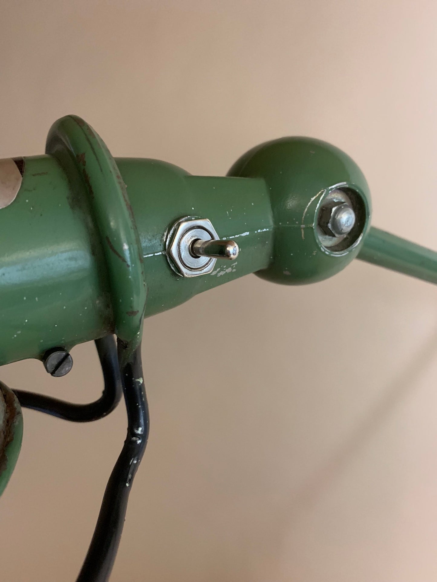 Jieldé lampa i grönt för vägg eller bord