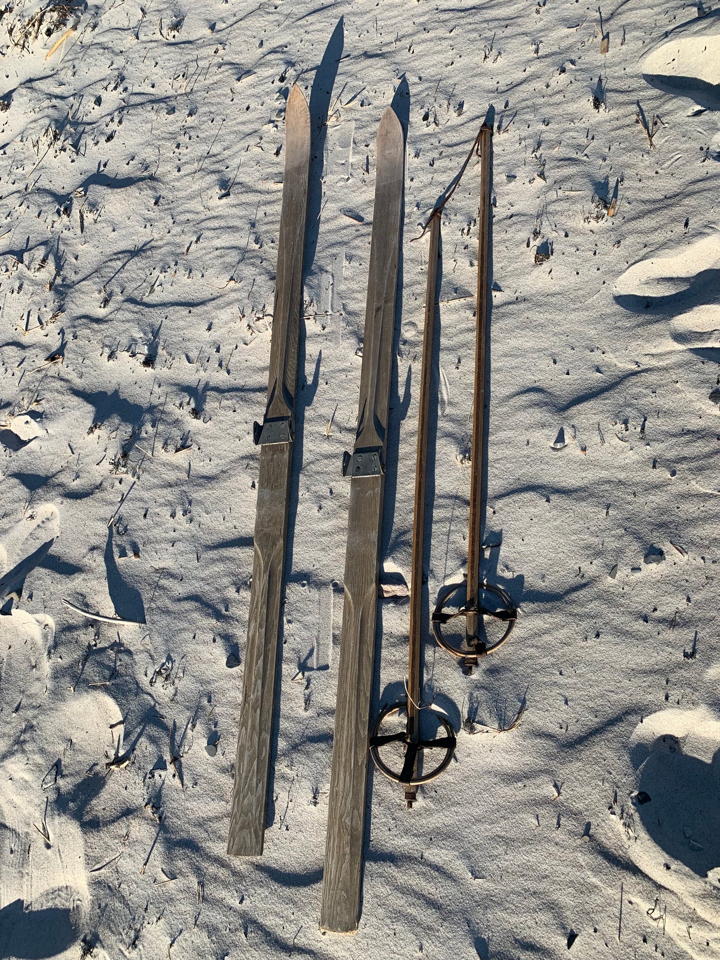 Gamla och dekorativa skidor med stavar