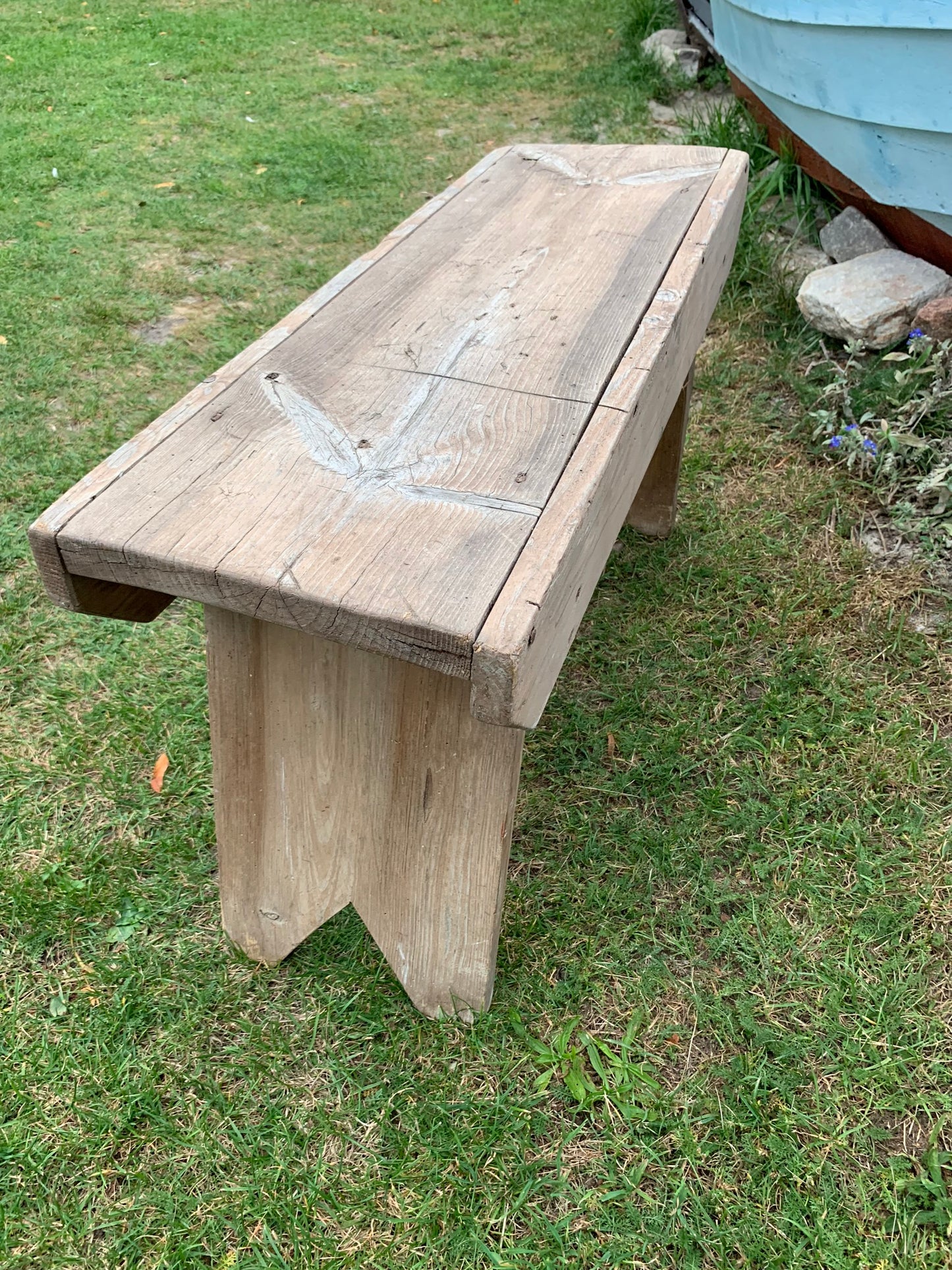 Fin liten bänk med vacker patina