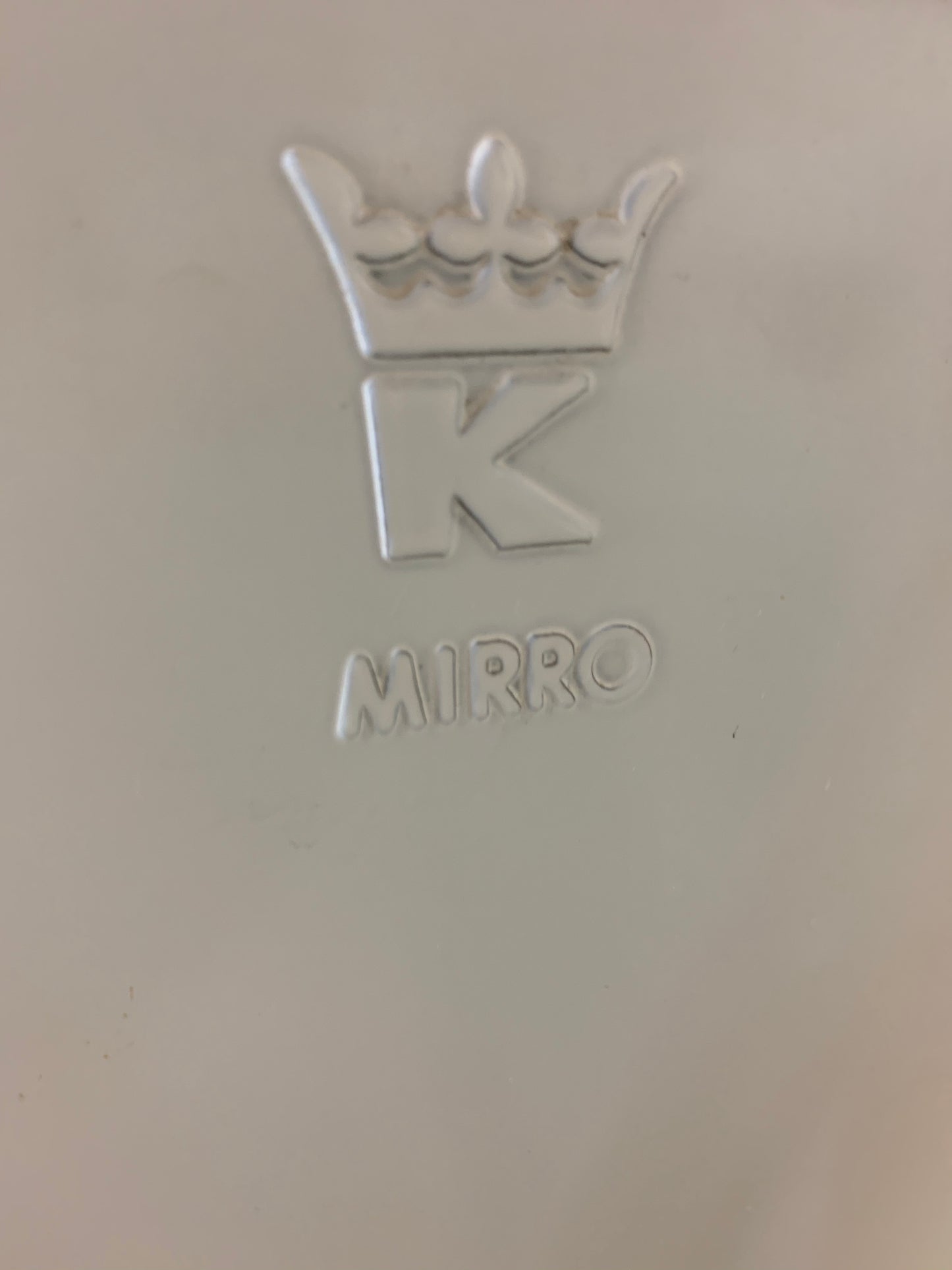 Medicinskåp i rå stil med spegel