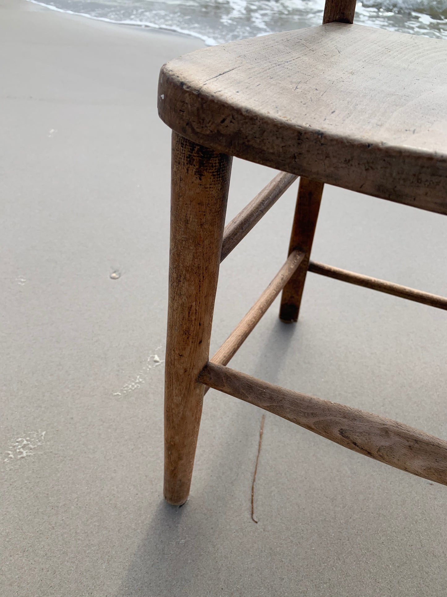 Barnstol med en sällan skådad läcker patina