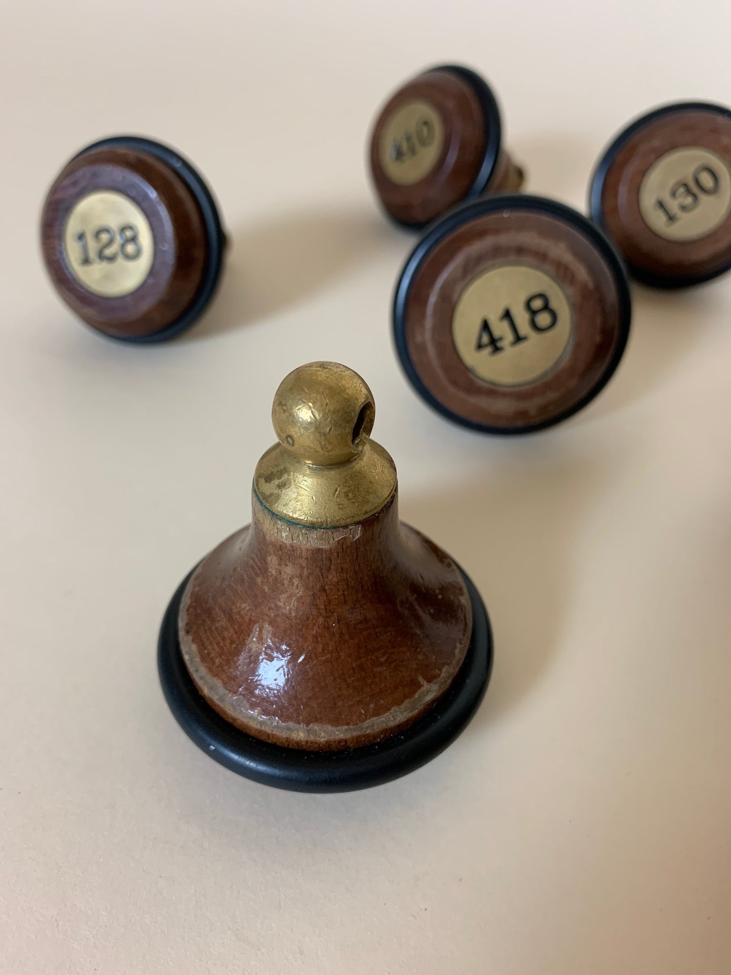 Vackert gammalt nyckelhänge från hotell - Priset är pr PCS.