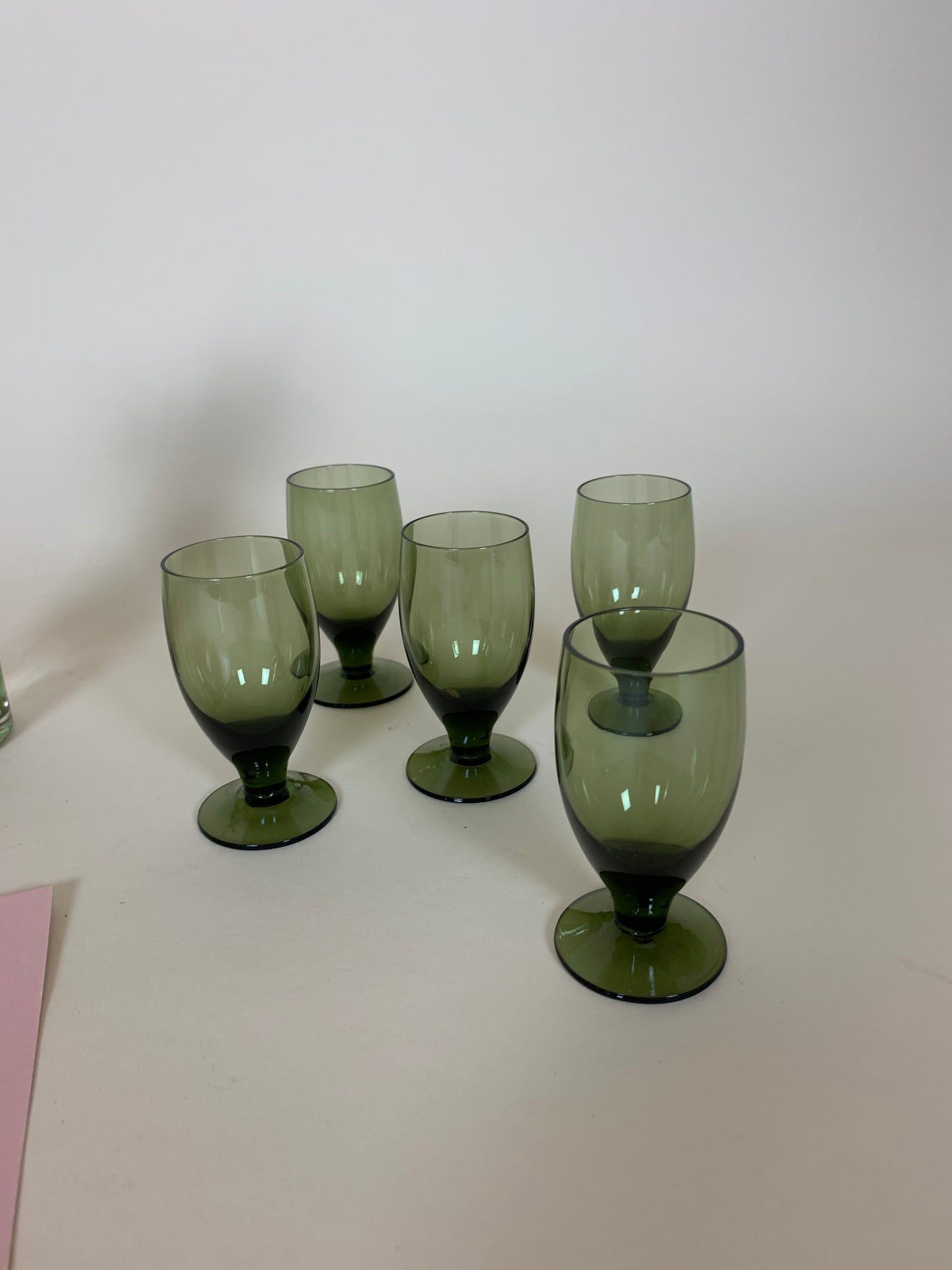 Litet grönt glas eller vas för små blommor
