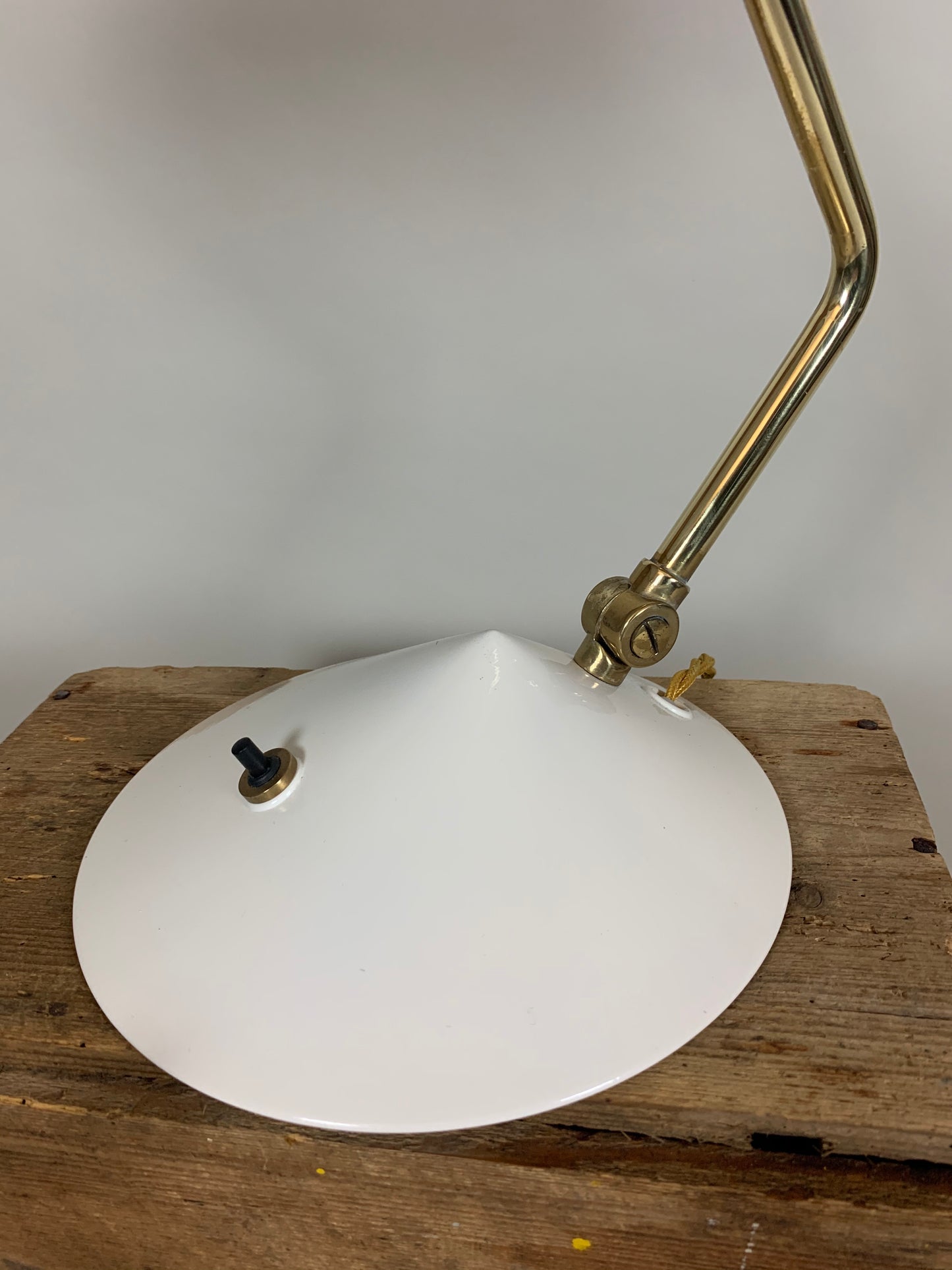 Hala bordslampa - Vit och mässing