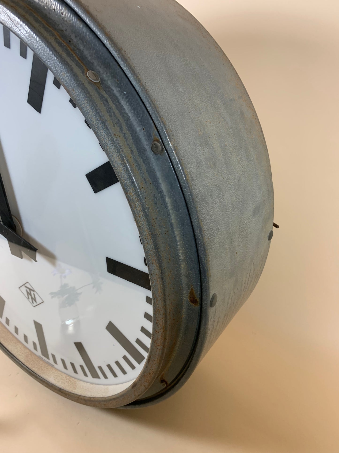 Stor dubbelsidig rå och läcker DSB järnvägsstationsklocka