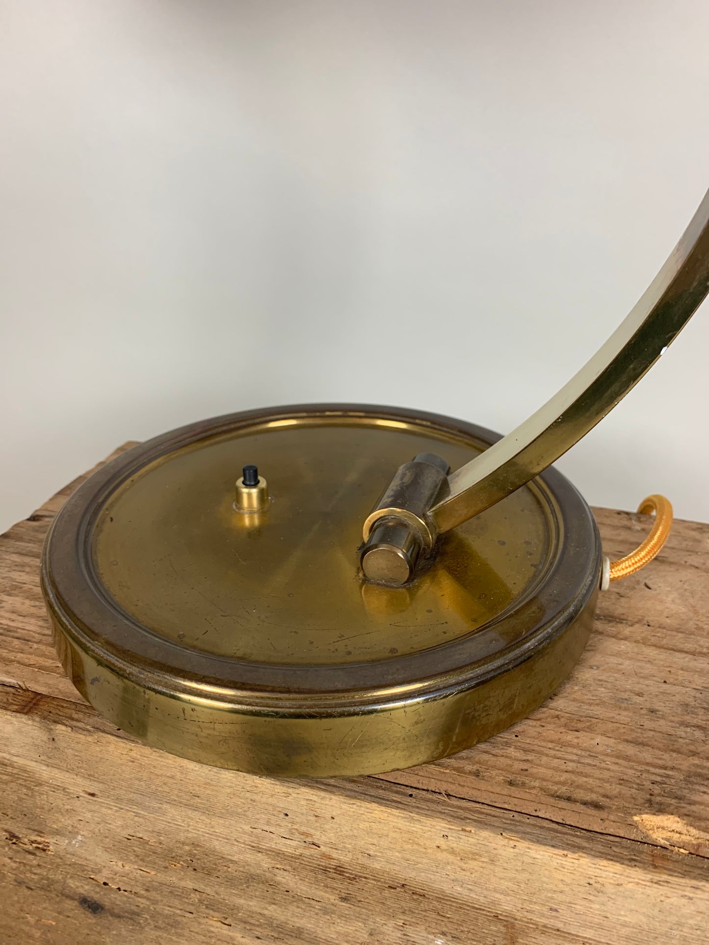 Gecos bordslampa i mässing