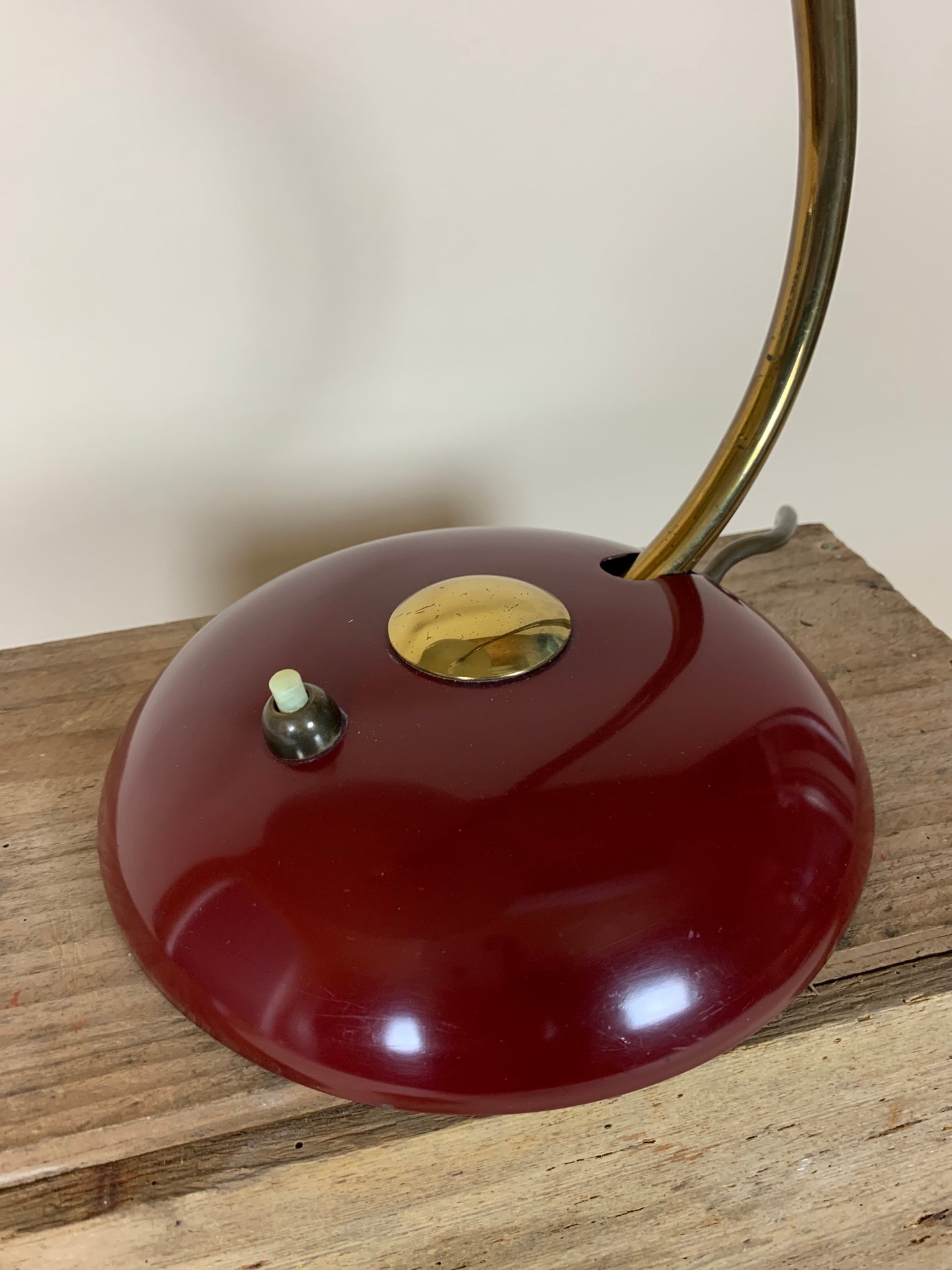 Helo vintage lampa i mörkröd