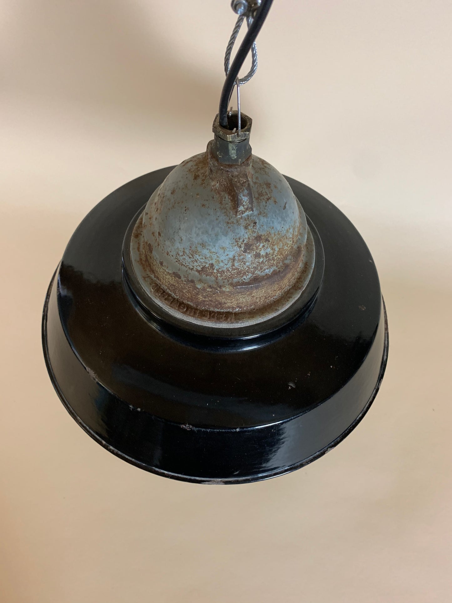 Svart industrihänge