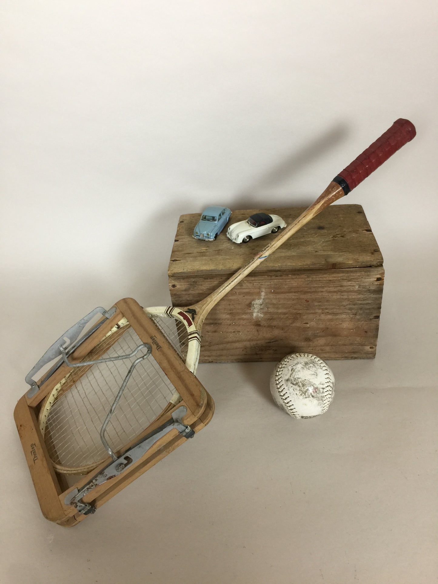 Gammalt och dekorativt badmintonracket med ram