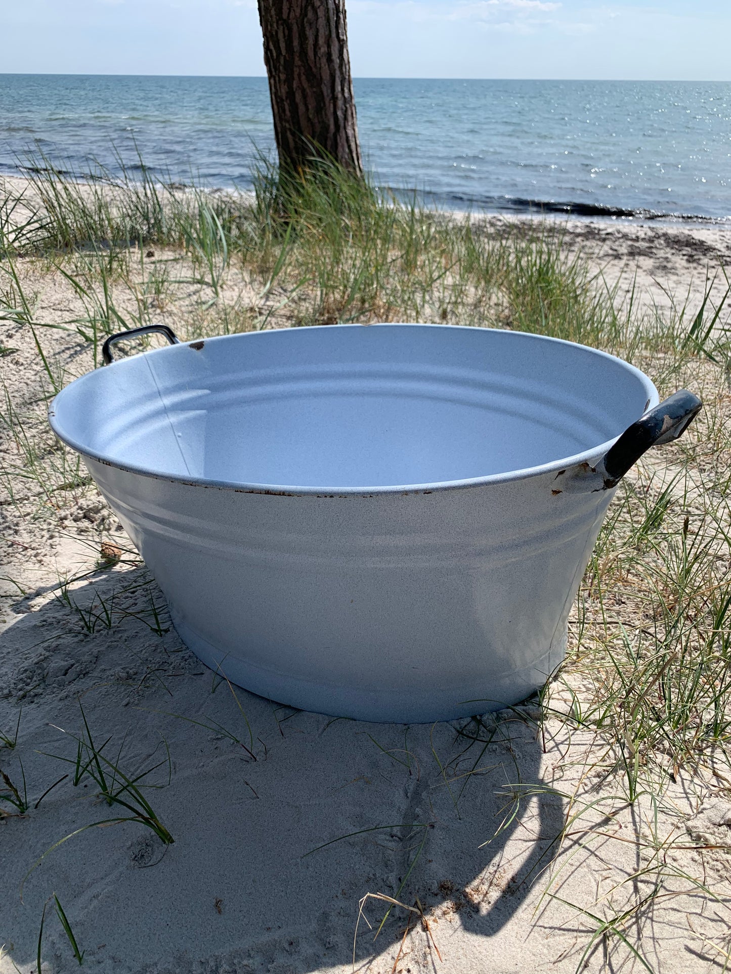 Stort badkar i ljusgrå emalj