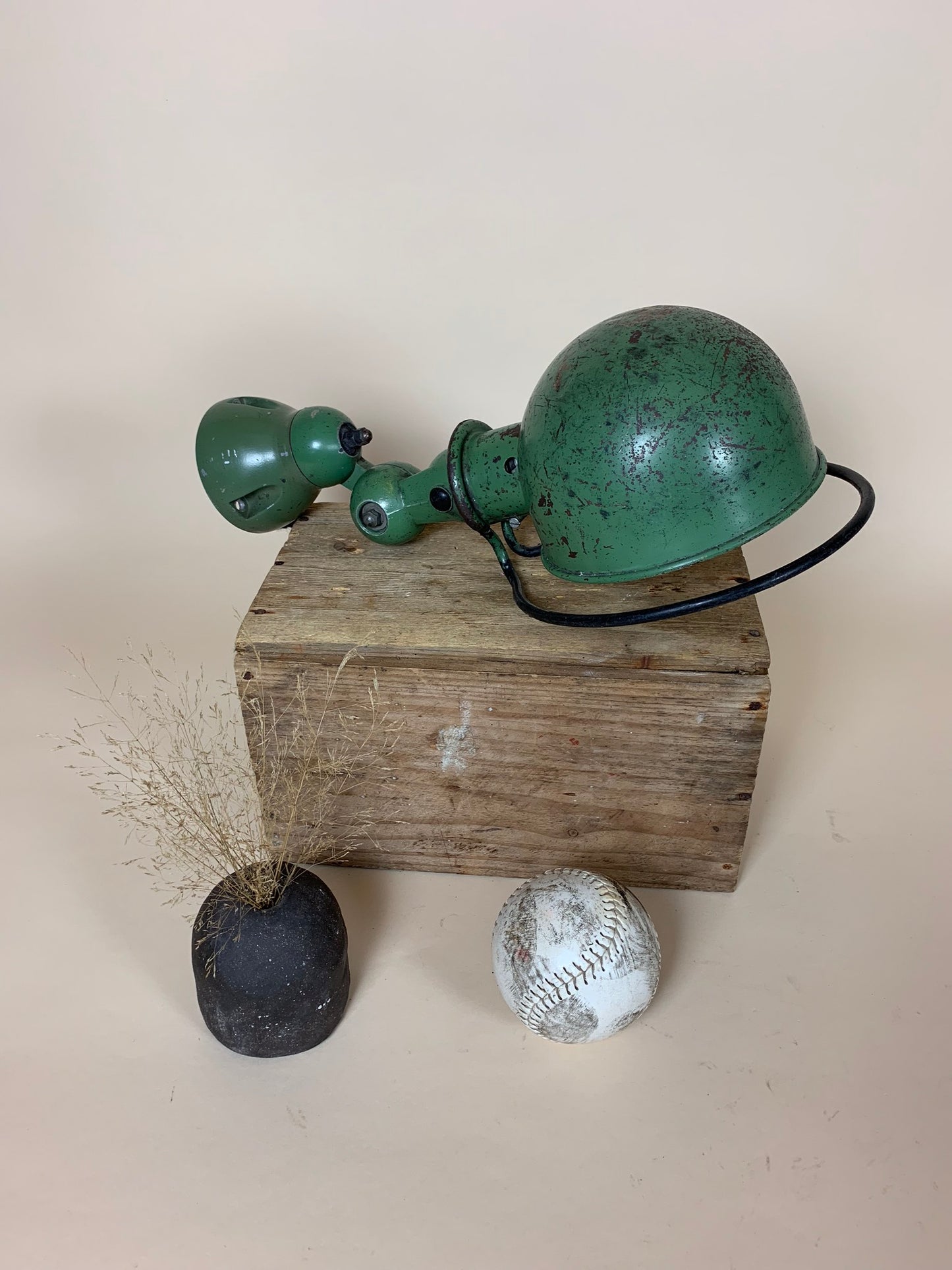 Grön Jieldé lampa med mycket patina