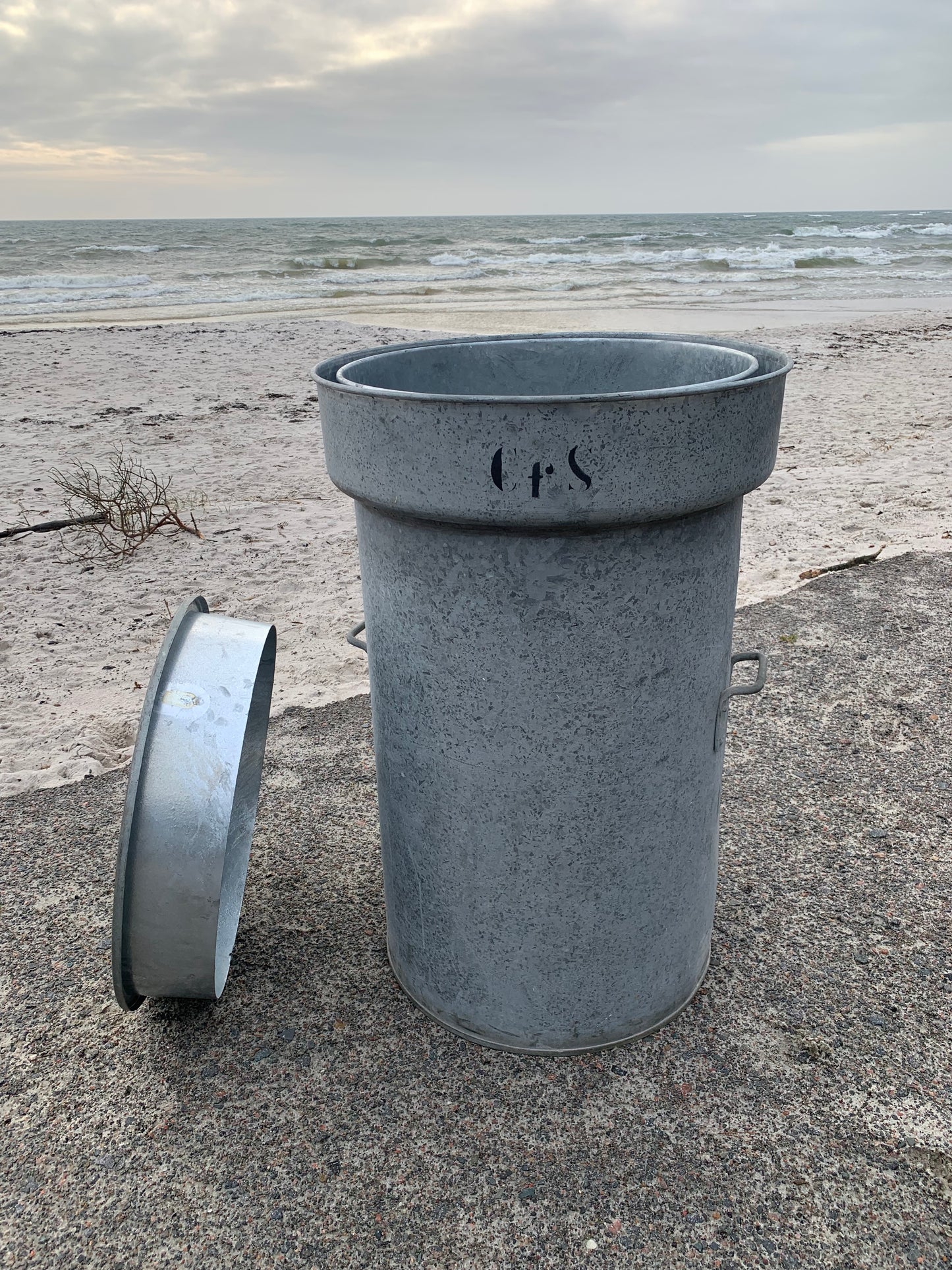 Mycket stor behållare med lock