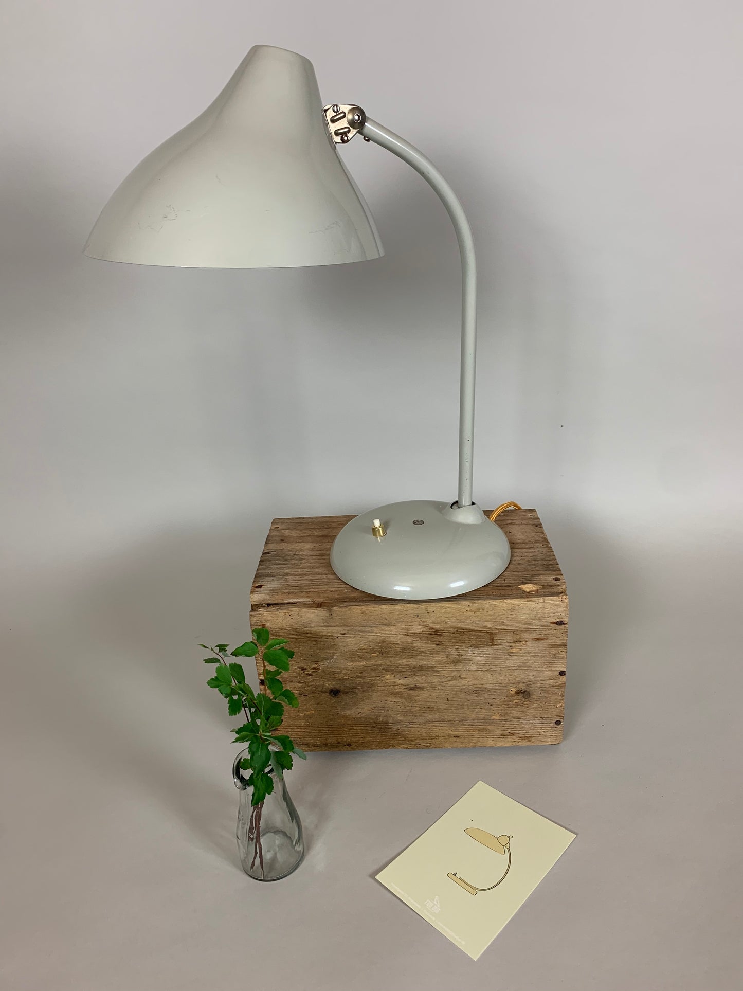 Grå Hala bordslampa med vackra mjuka linjer