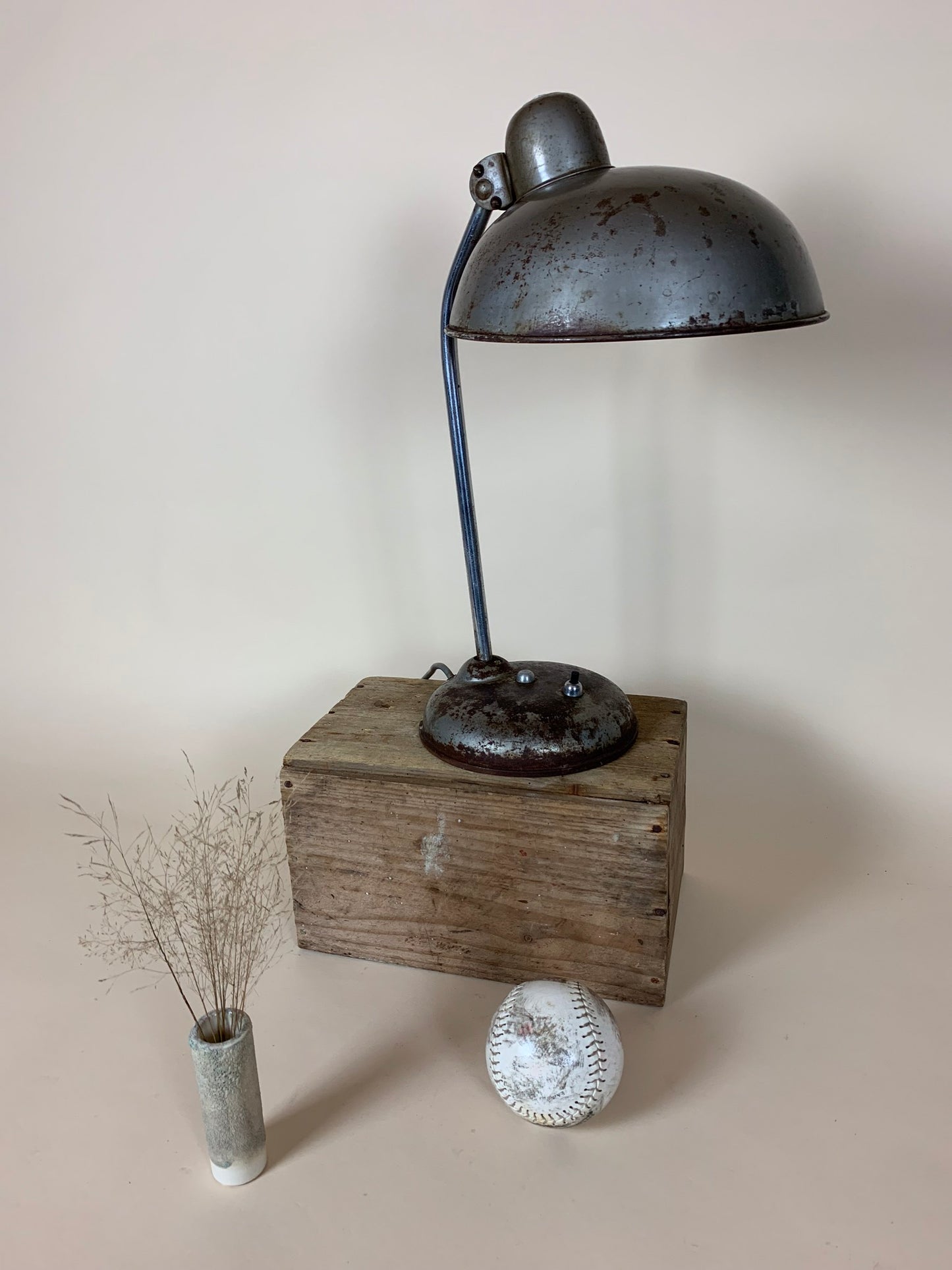 Helo bordslampa med mycket vacker patina
