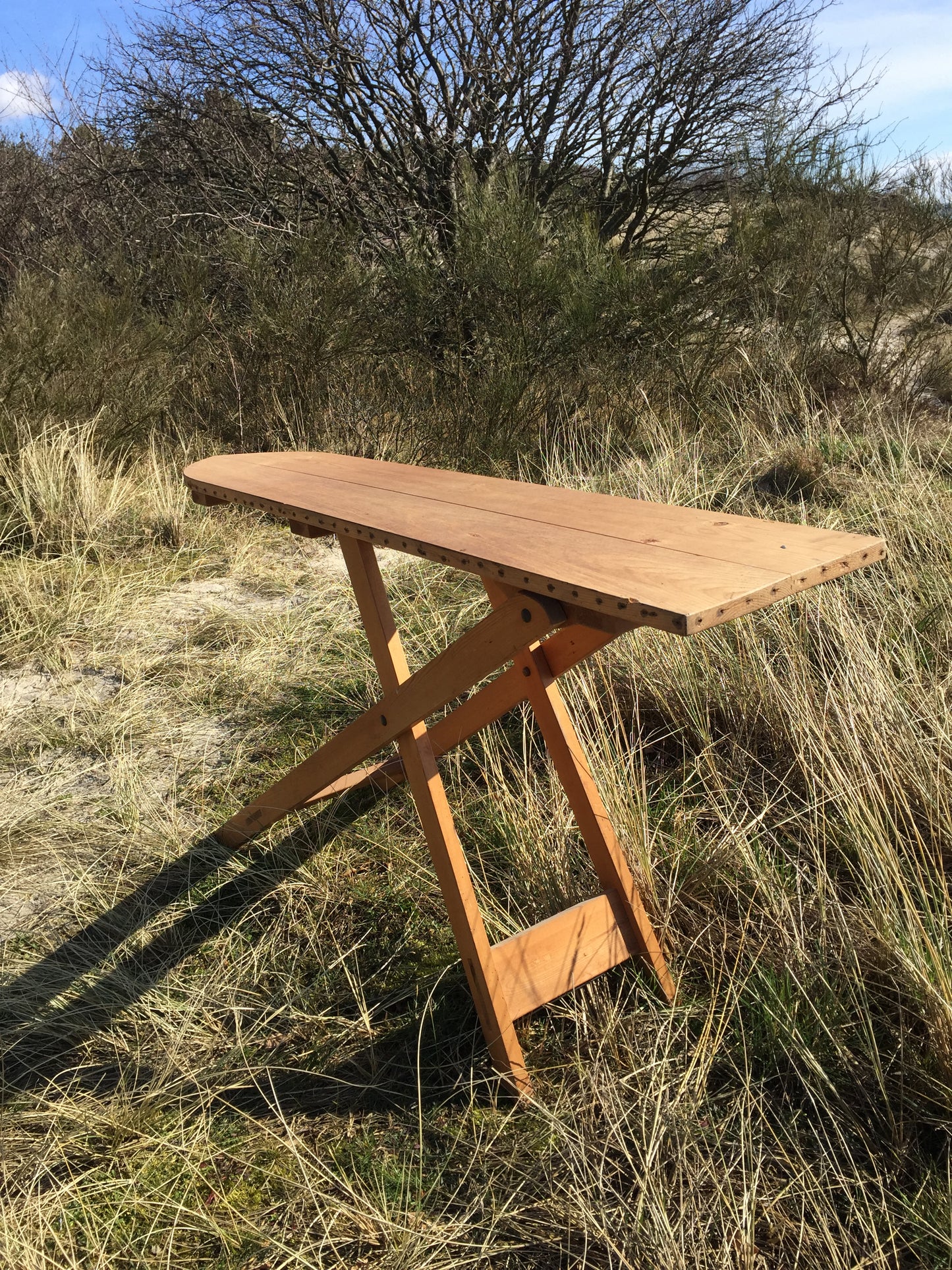 Vacker och dekorativ gammal strykbräda