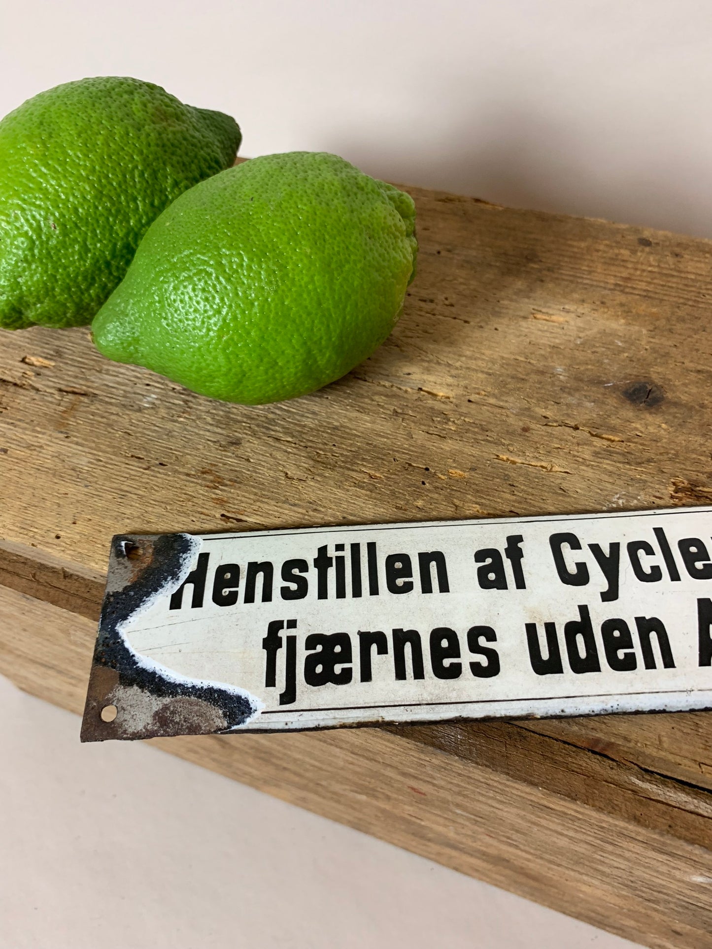 Gammal och rolig emaljskylt