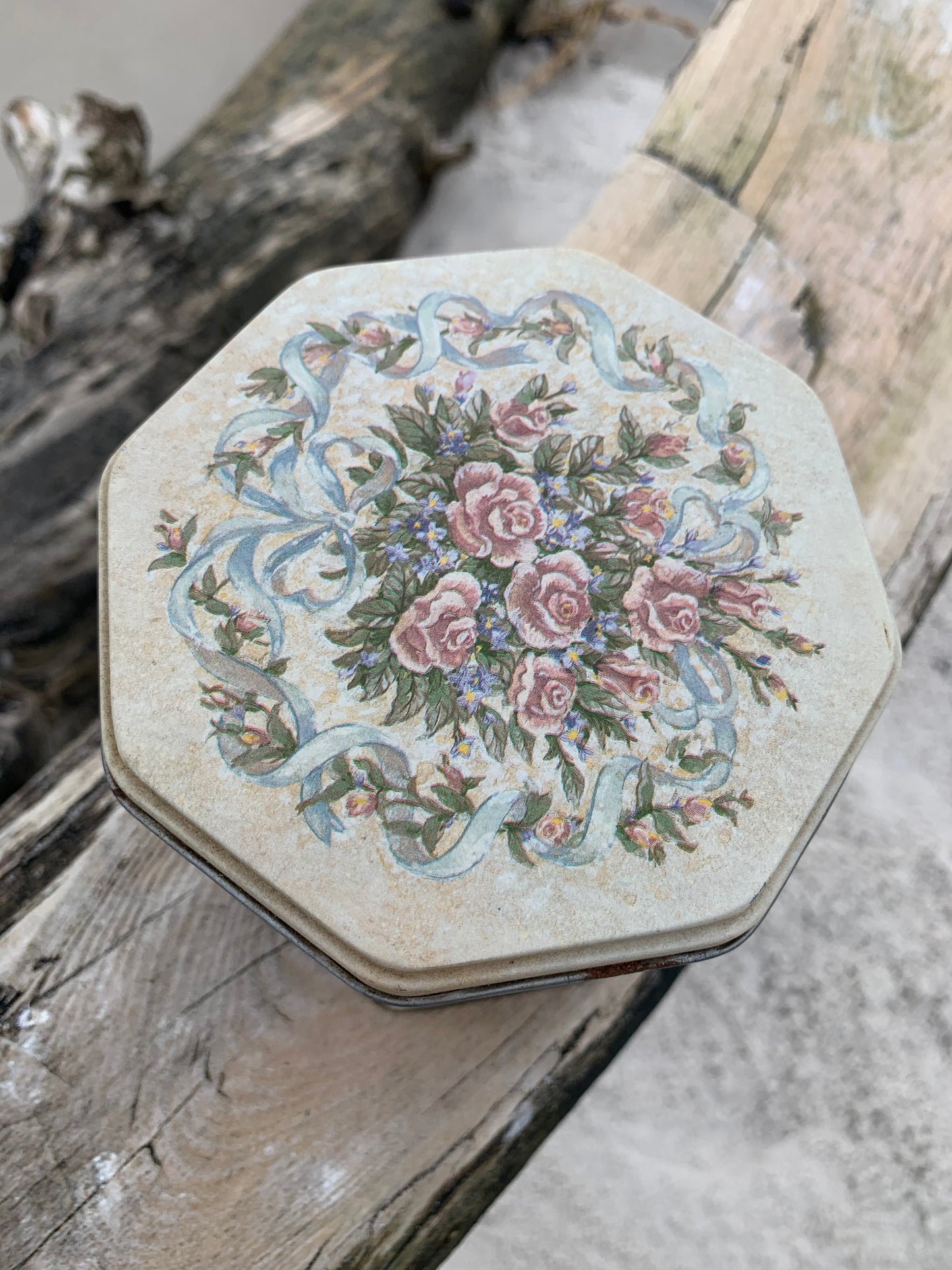 Kantig plåt med blommotiv