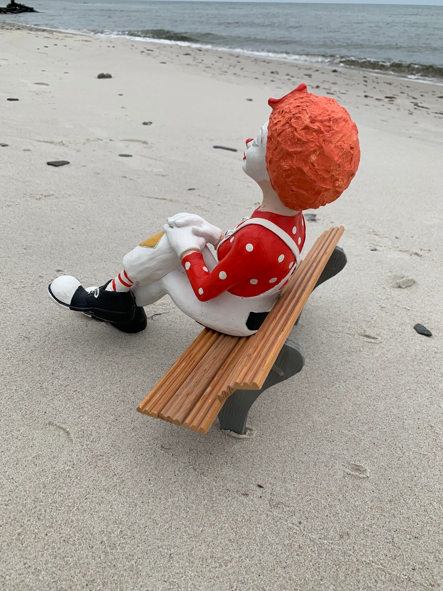 Clown på bänk