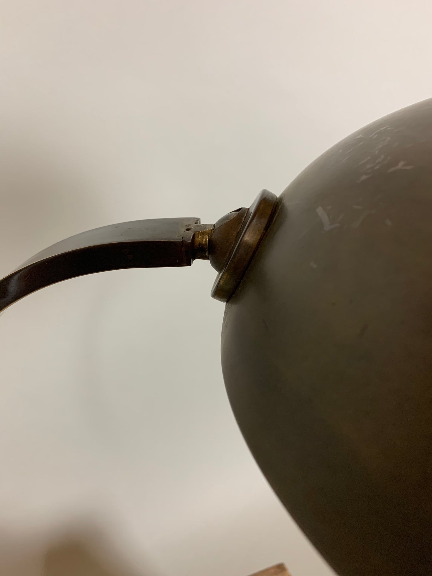Gecos bordslampa i mässing