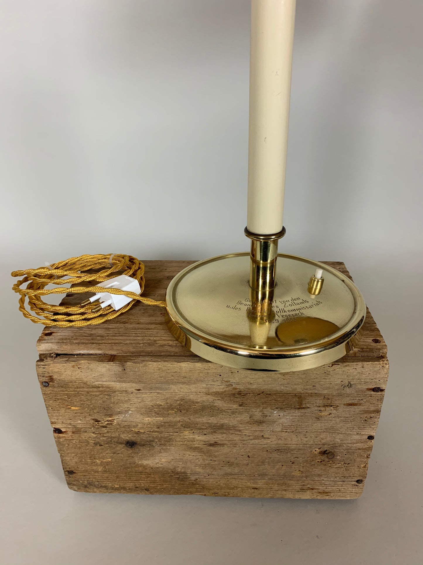 Vintage lampa med bakelitskärm