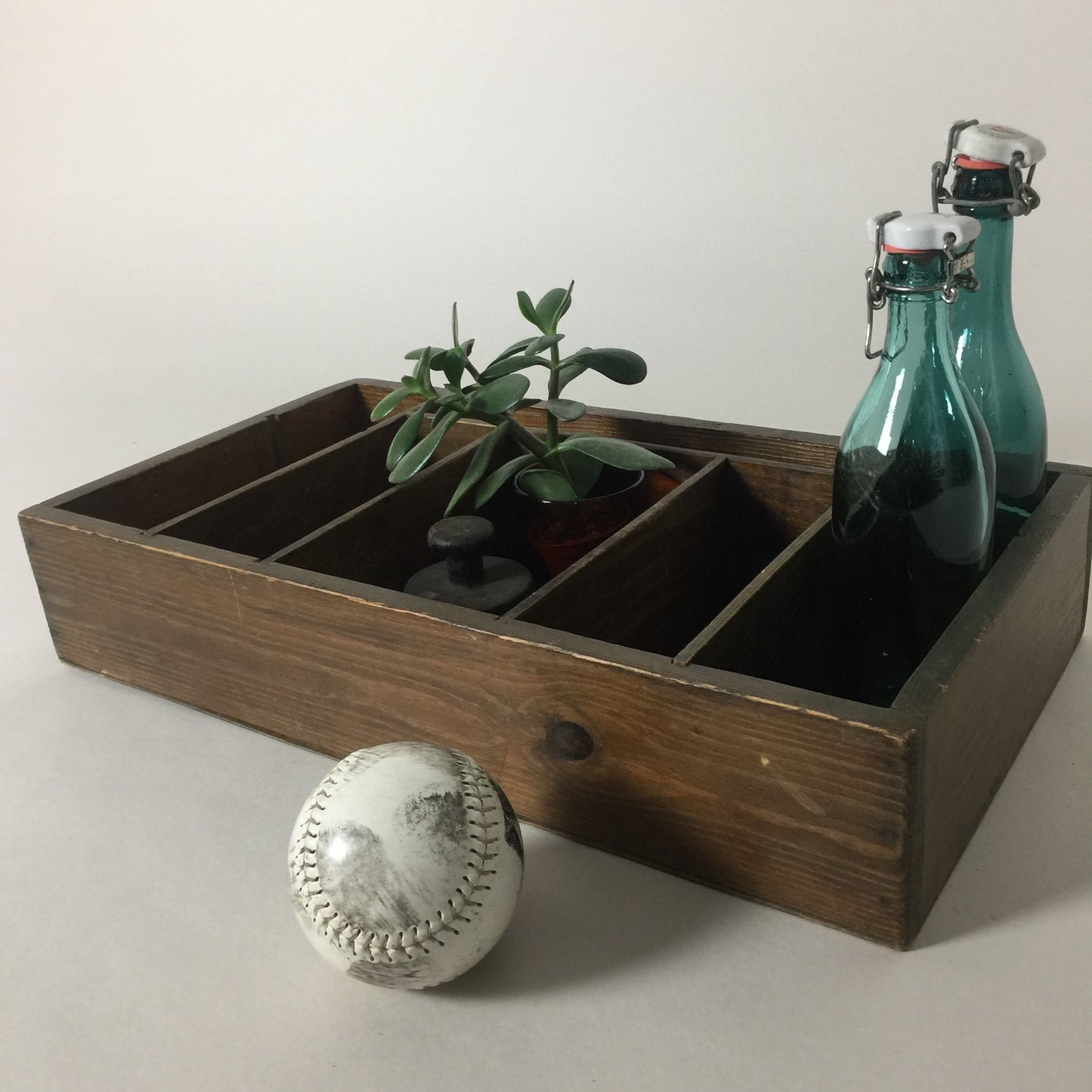 Vacker trälåda i mörkt trä med rum