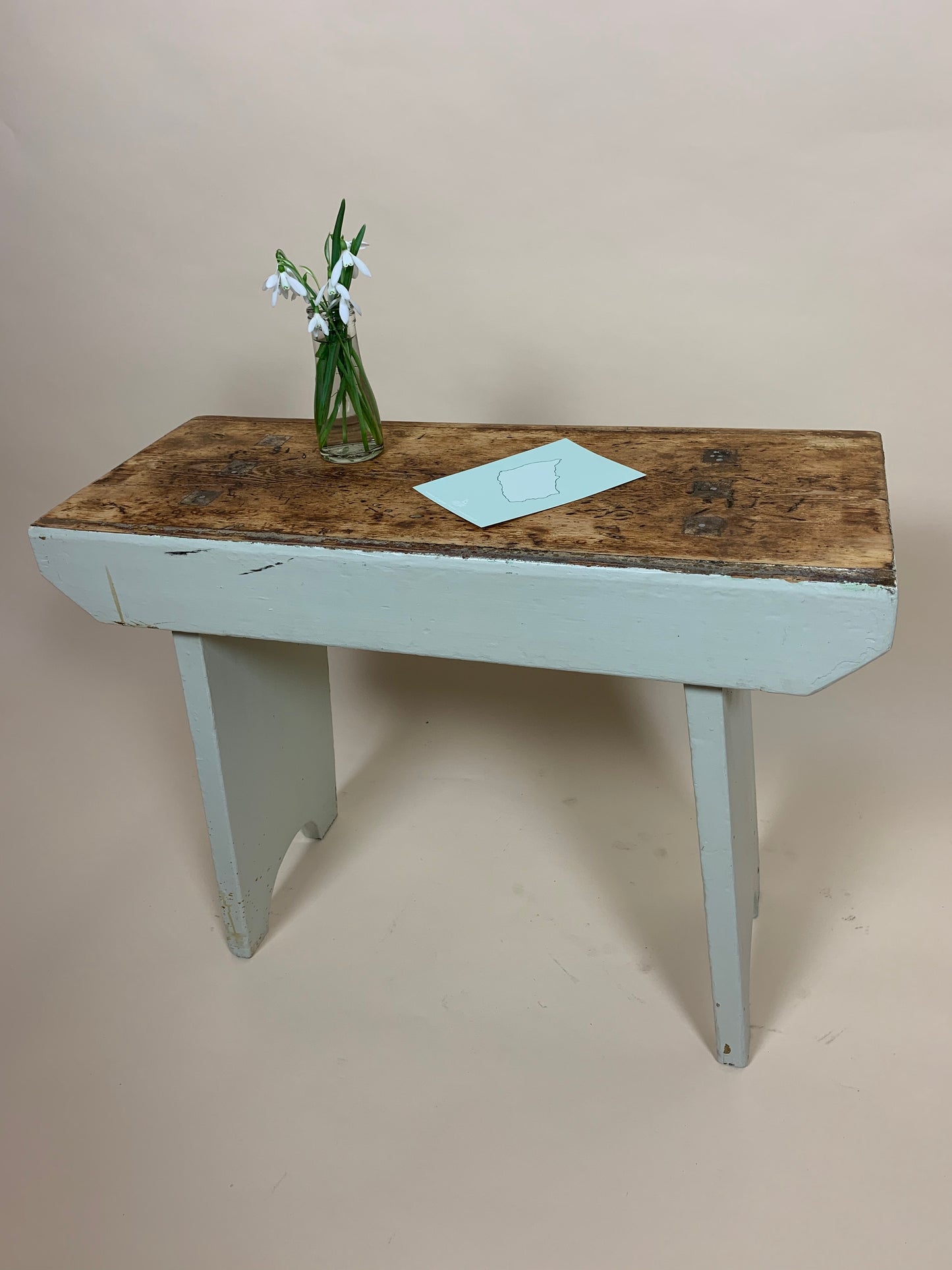 Liten bänk med mycket patina