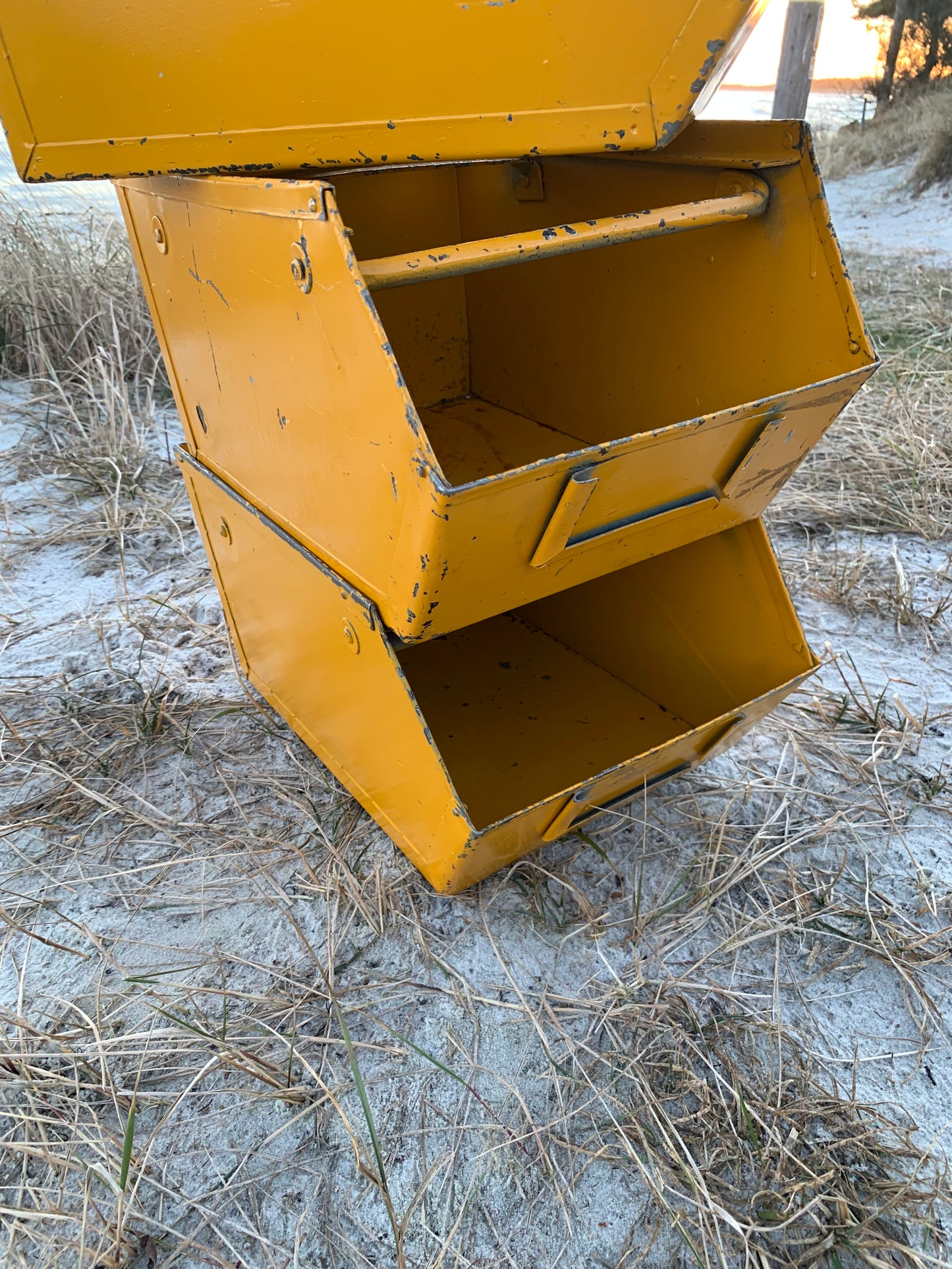 Gul stapelbar metalllåda