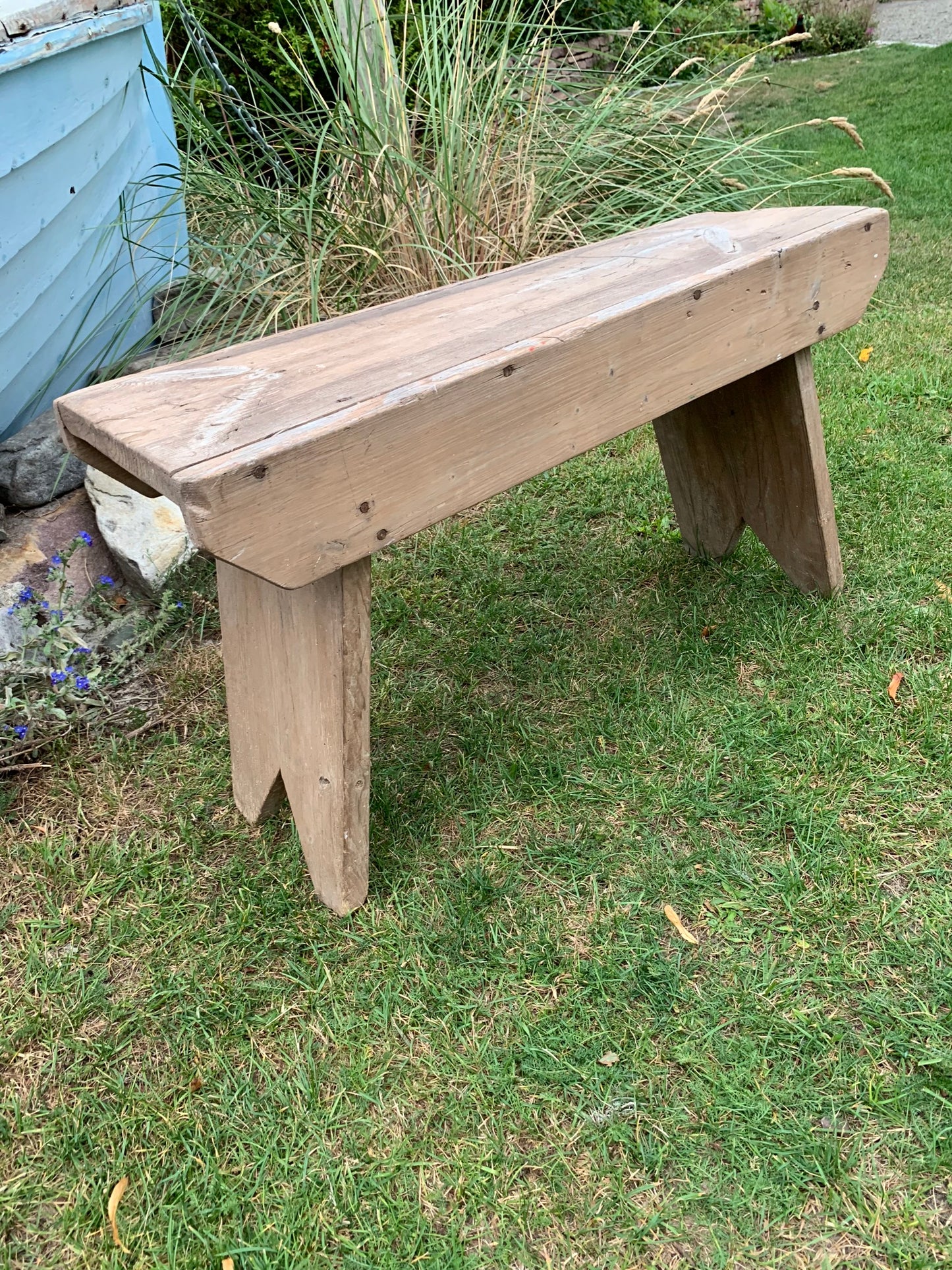 Fin liten bänk med vacker patina