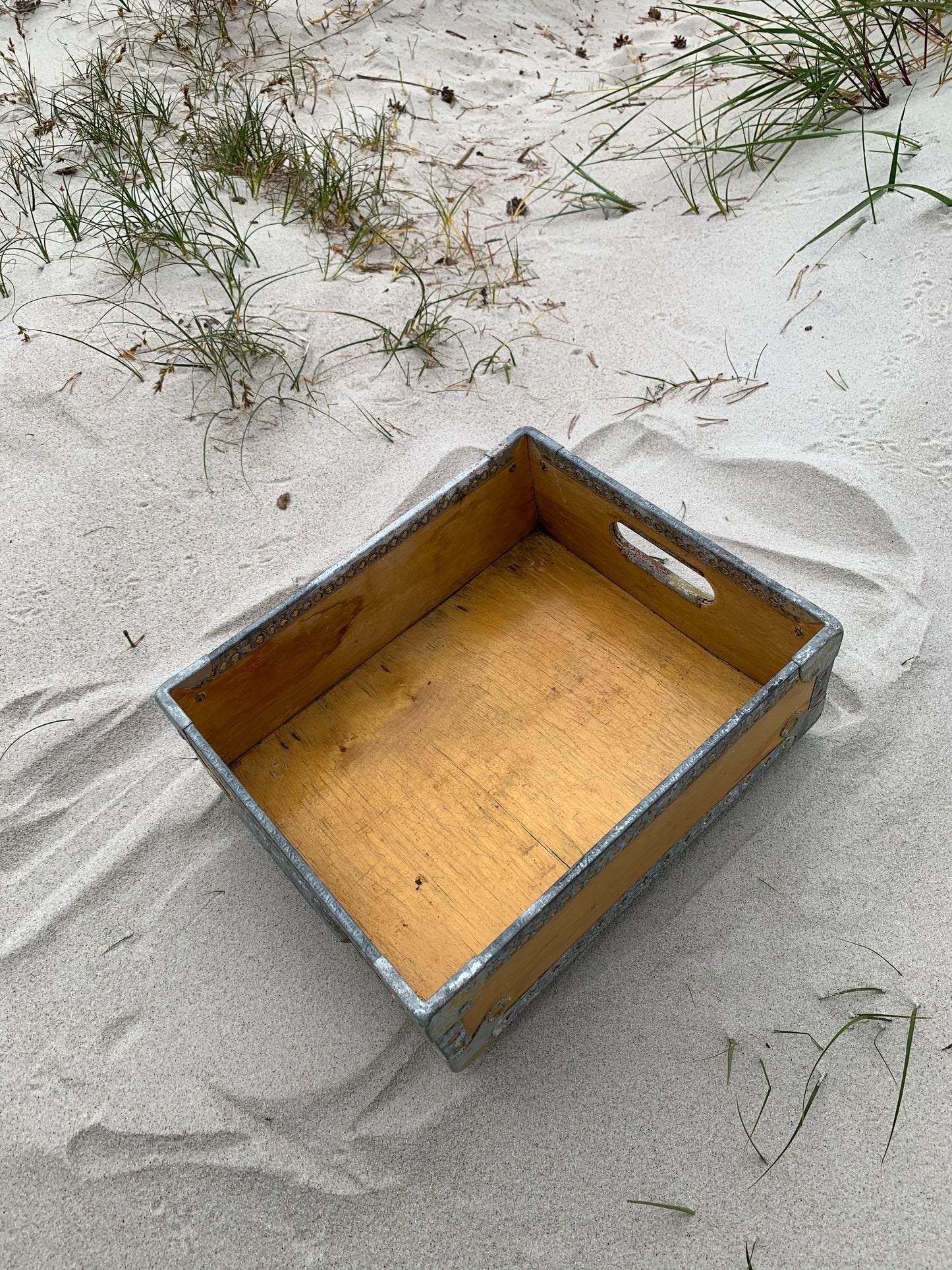 Box med metallkanter och handtag