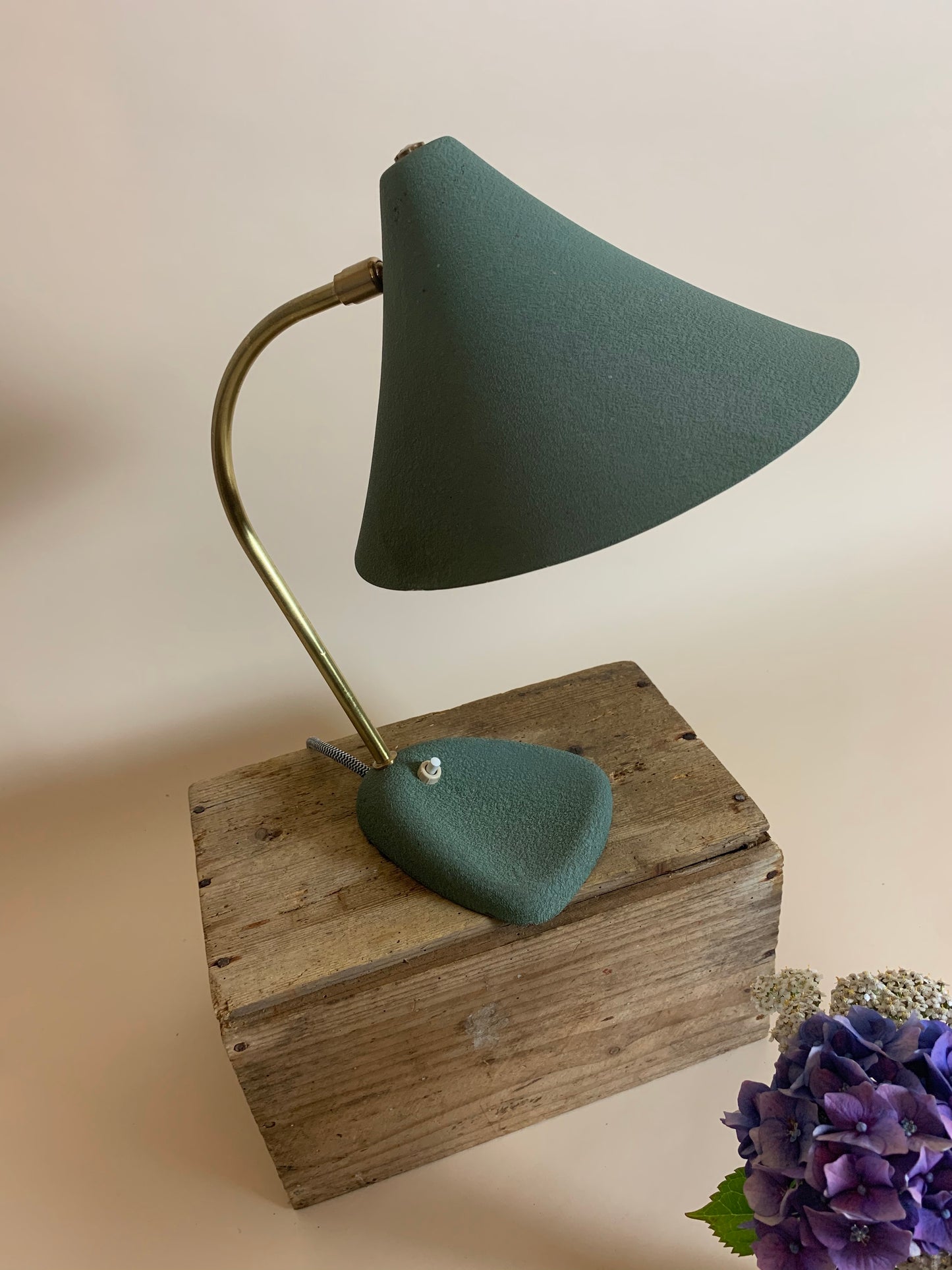 Fin liten Louis Kalff vintagelampa i grönt med mässing