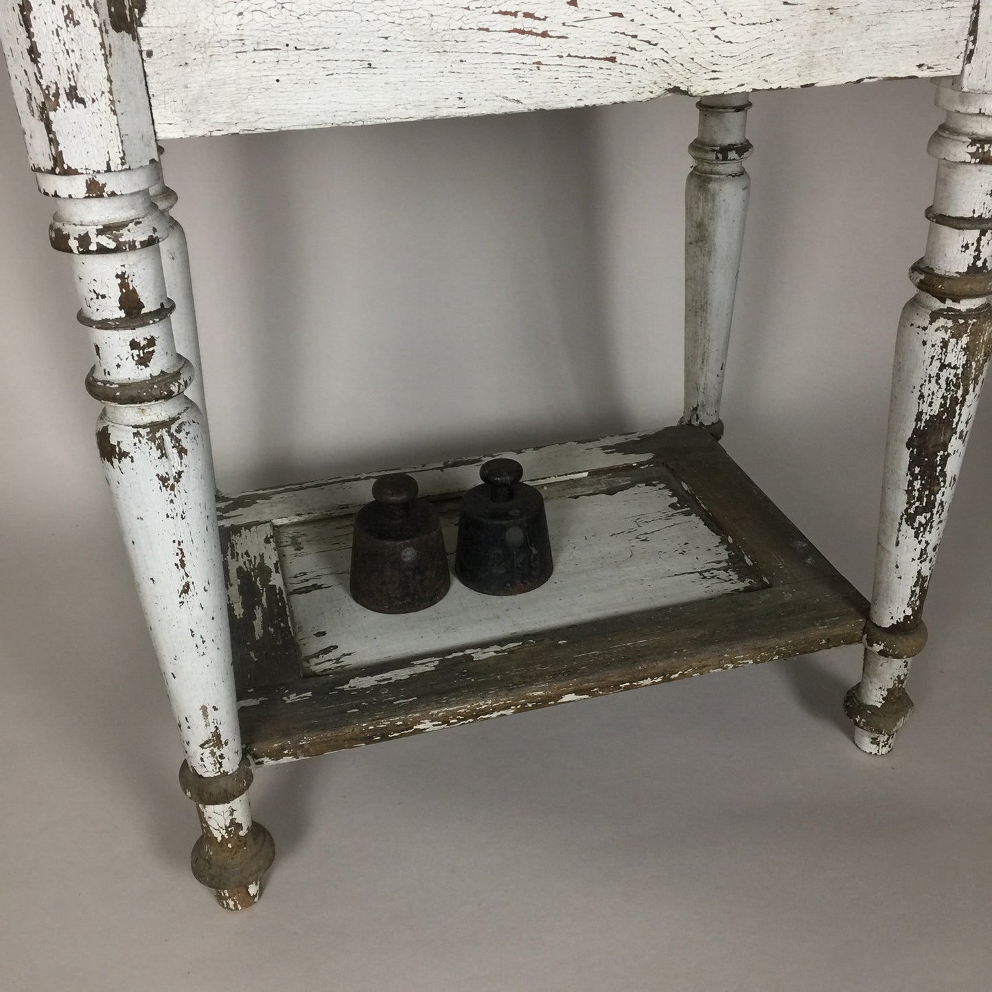 Litet bord med mycket patina
