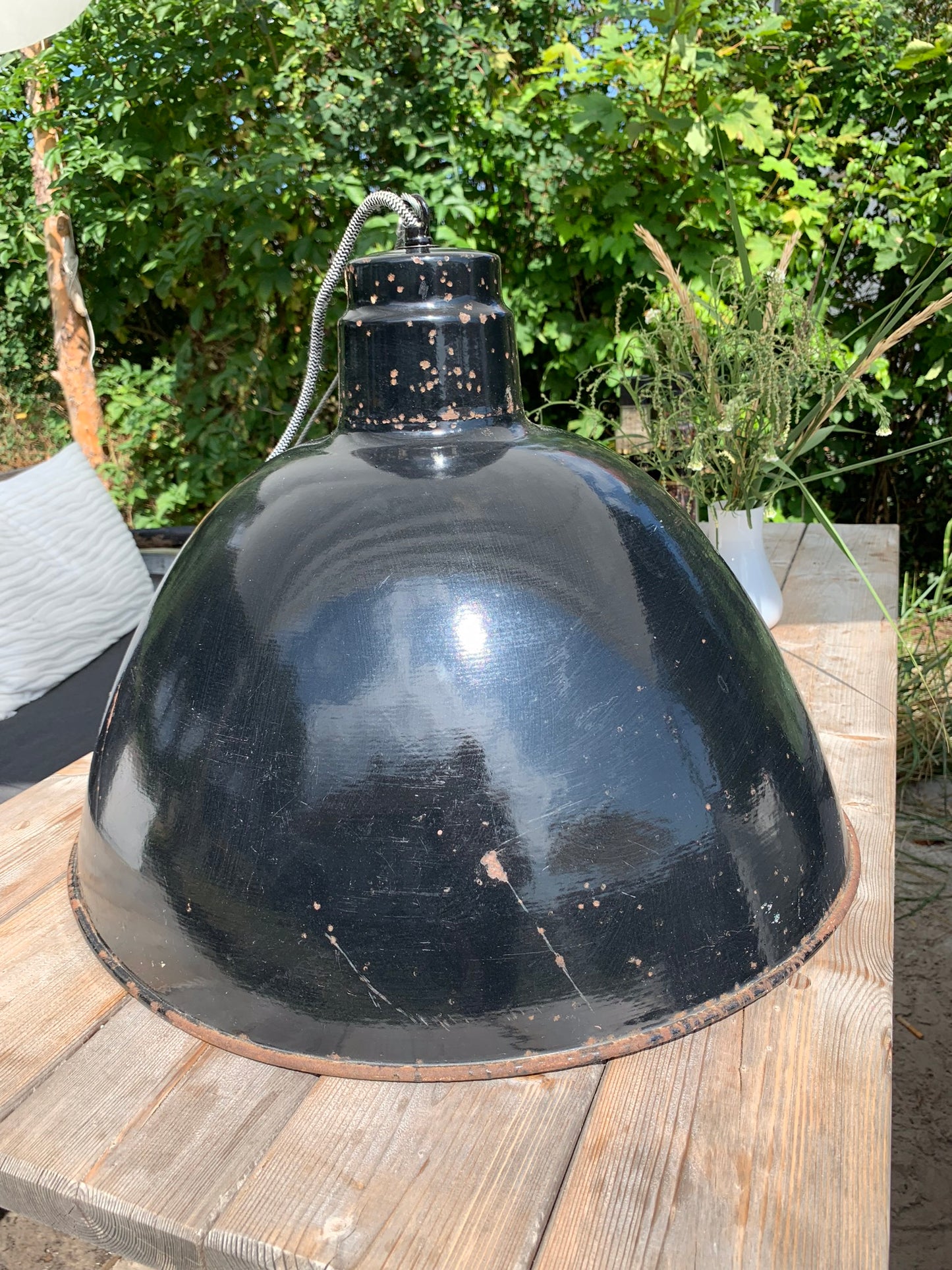 Stor rå och industriell lampa