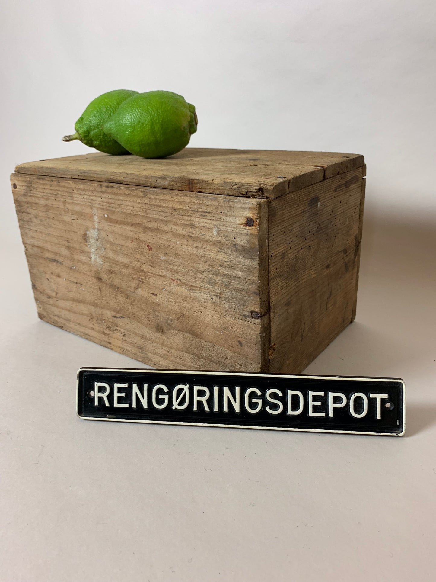 Rolig gammal skylt - städdepå