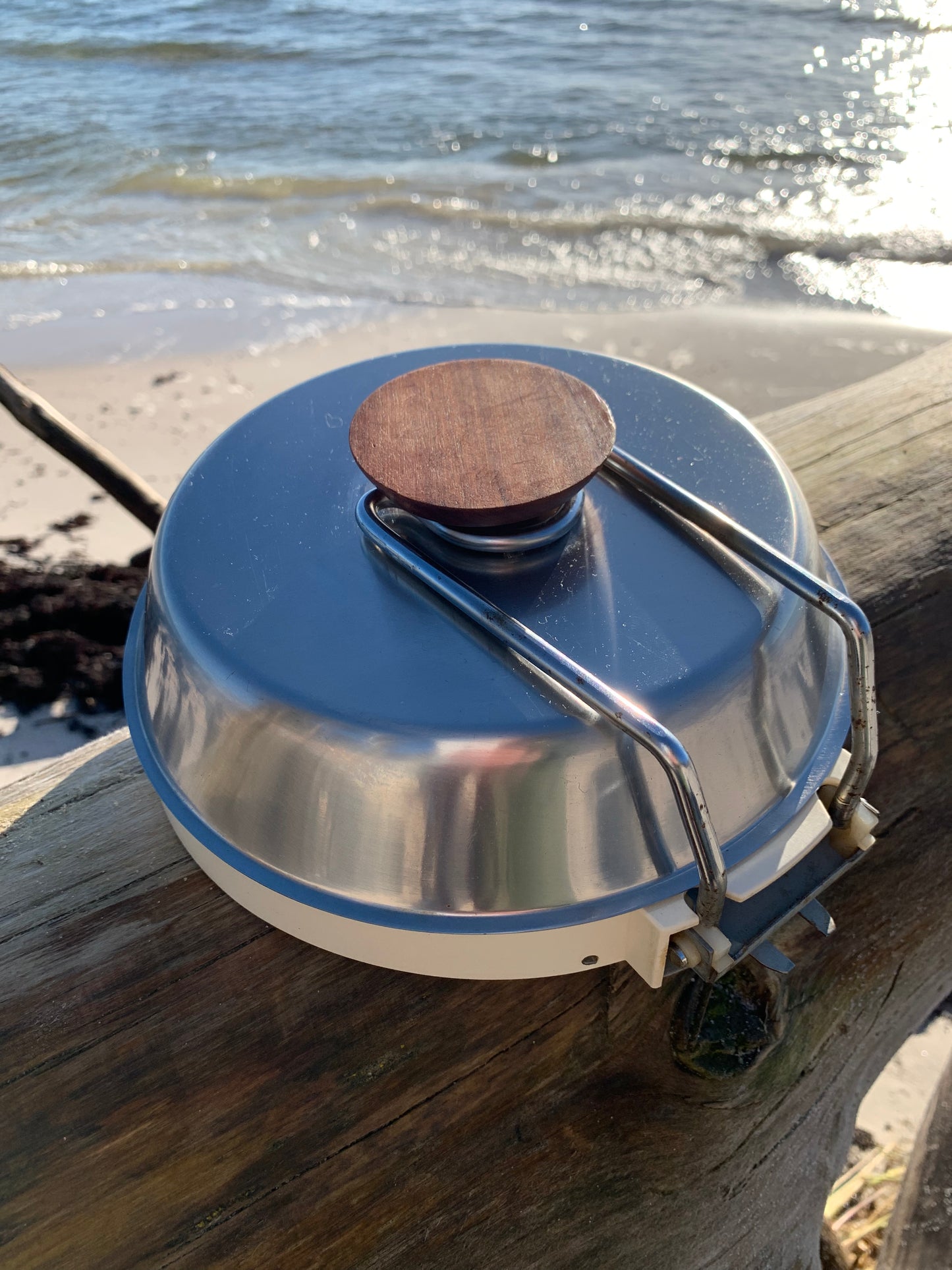 Vägghängd köksvåg med teakdetalj