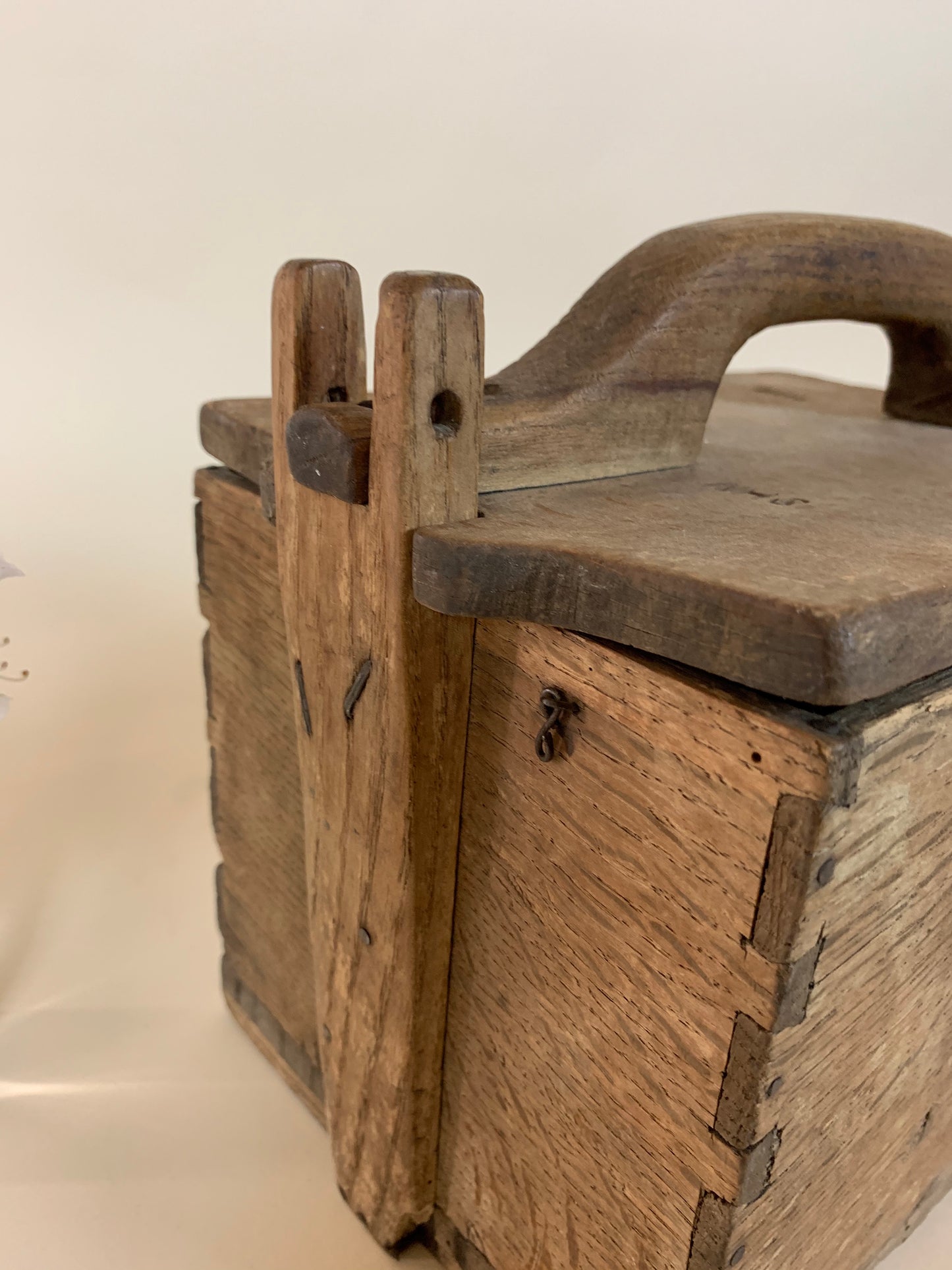 Mycket vacker trälåda med lock och handtag ovanpå