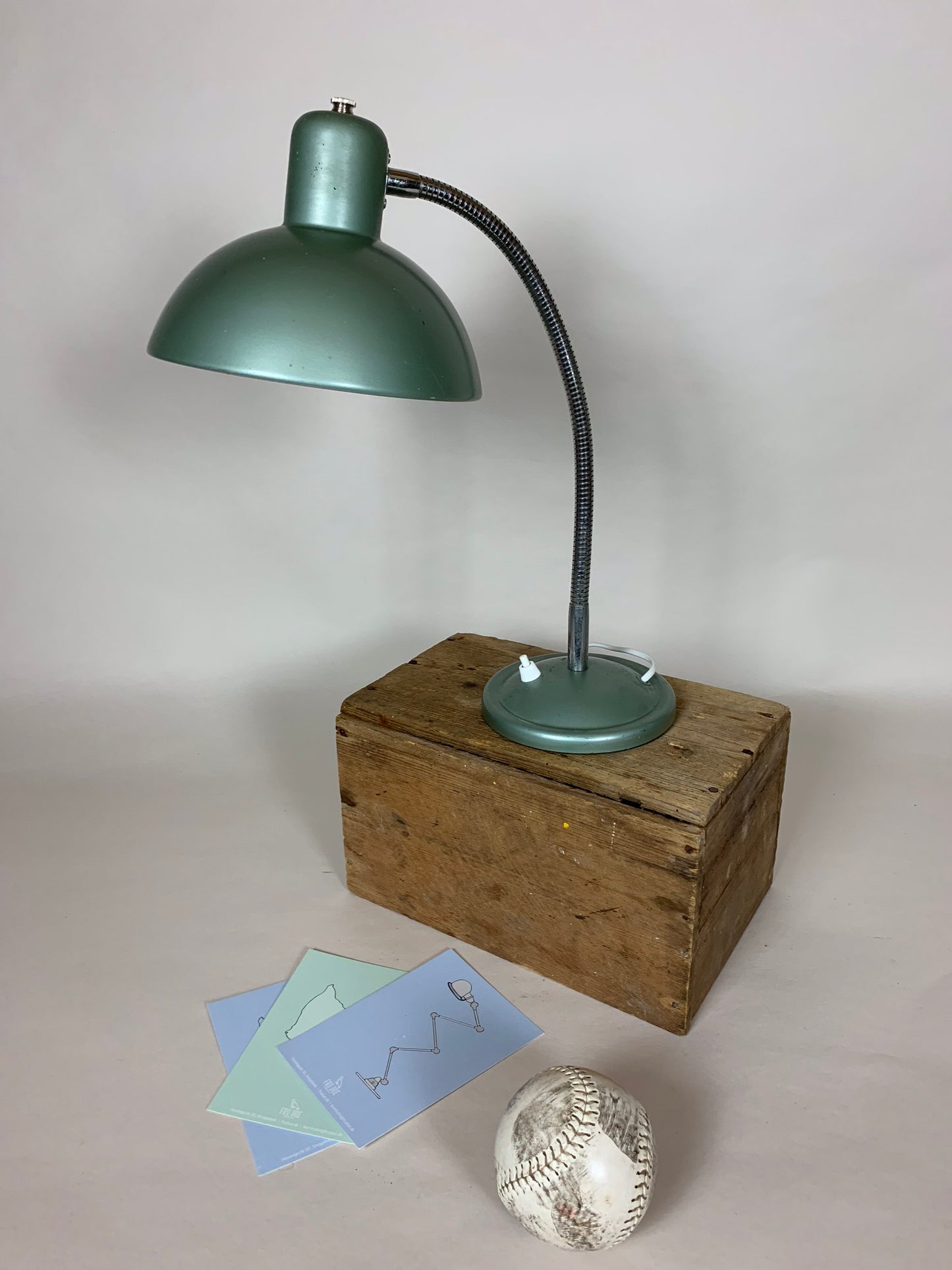 Fin grön fransk vintage bordslampa
