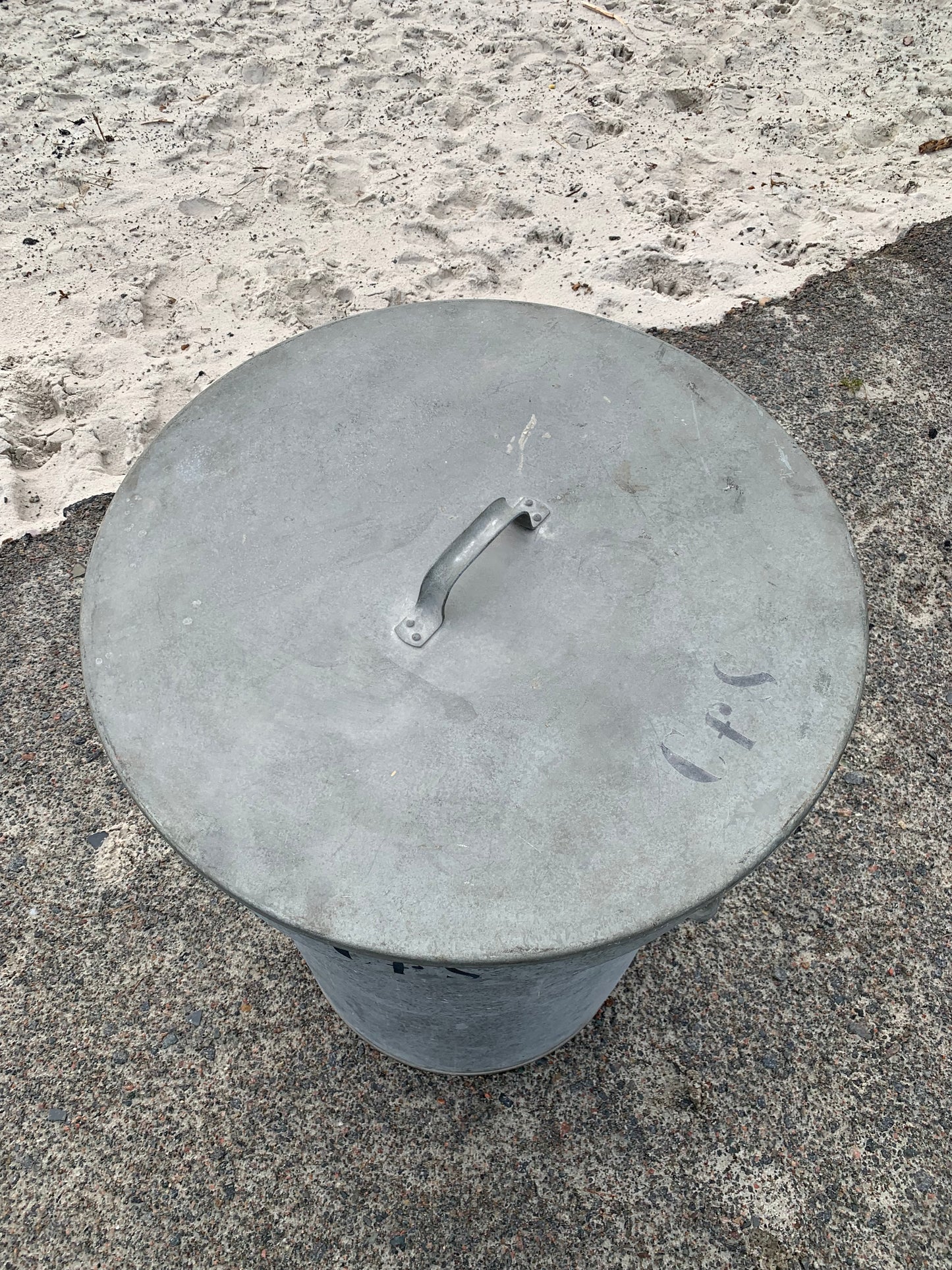 Mycket stor behållare med lock